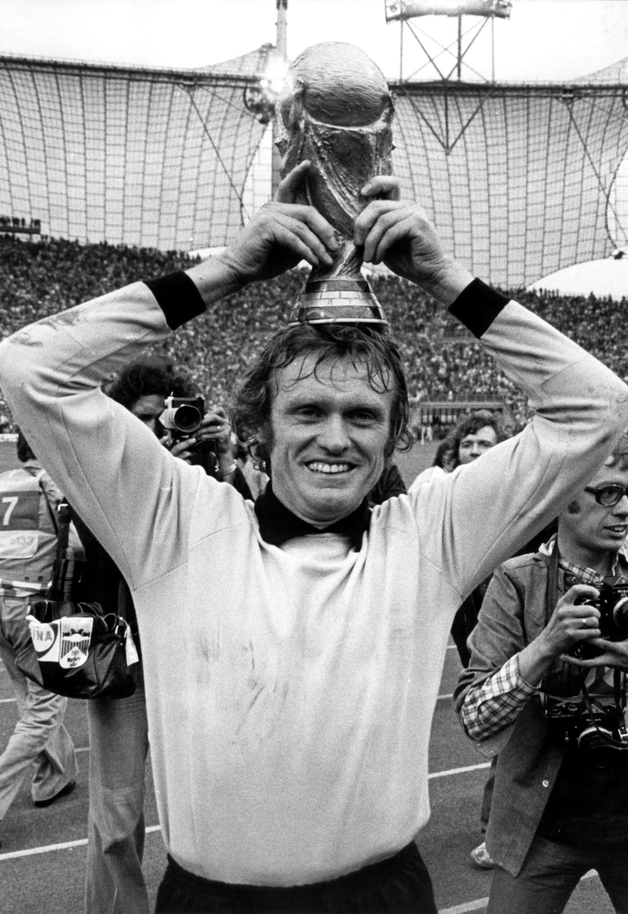 เซปป์ มาเออร์ นักฟุตบอลอาชีพตำหนักประตู ถ้วยรางวัลฟุตบอลโลก 1974 วอลเปเปอร์