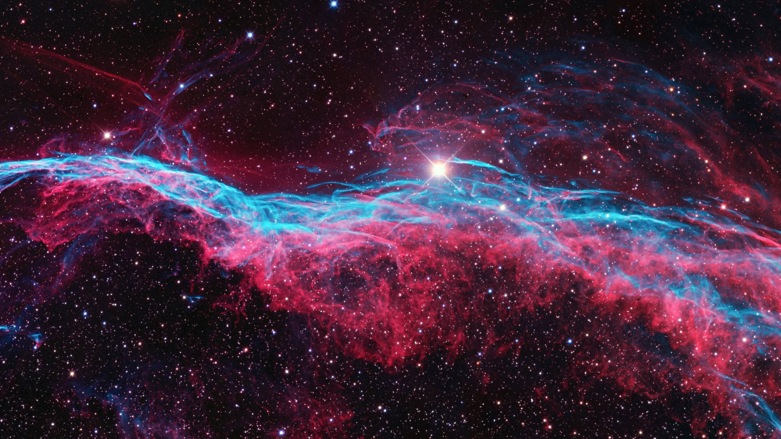 เนบิวลาสีชมพูในอวกาศ 2560x1440 วอลเปเปอร์
