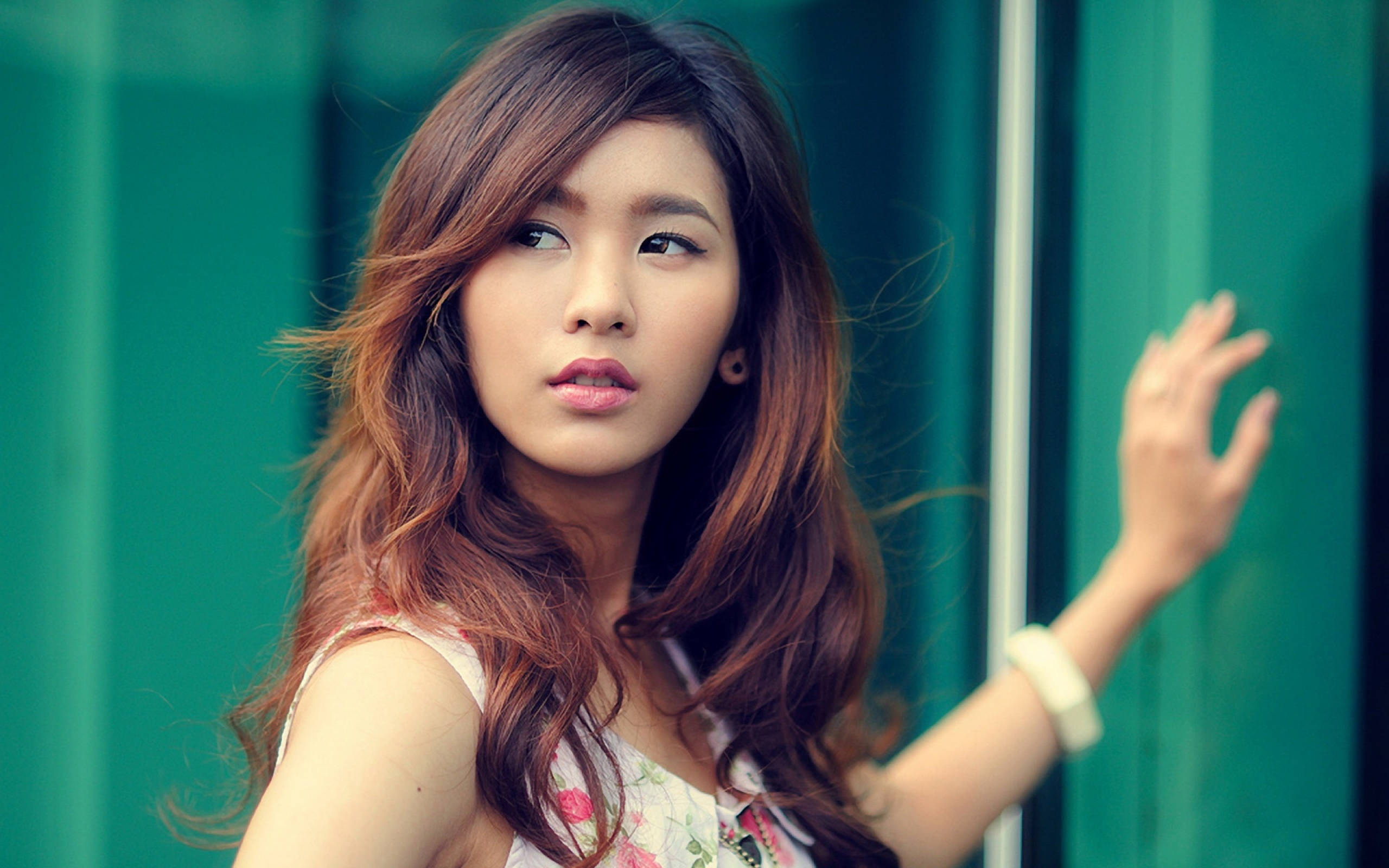 สายตาครุ่นคิดของผู้หญิง 2560x1600 วอลเปเปอร์