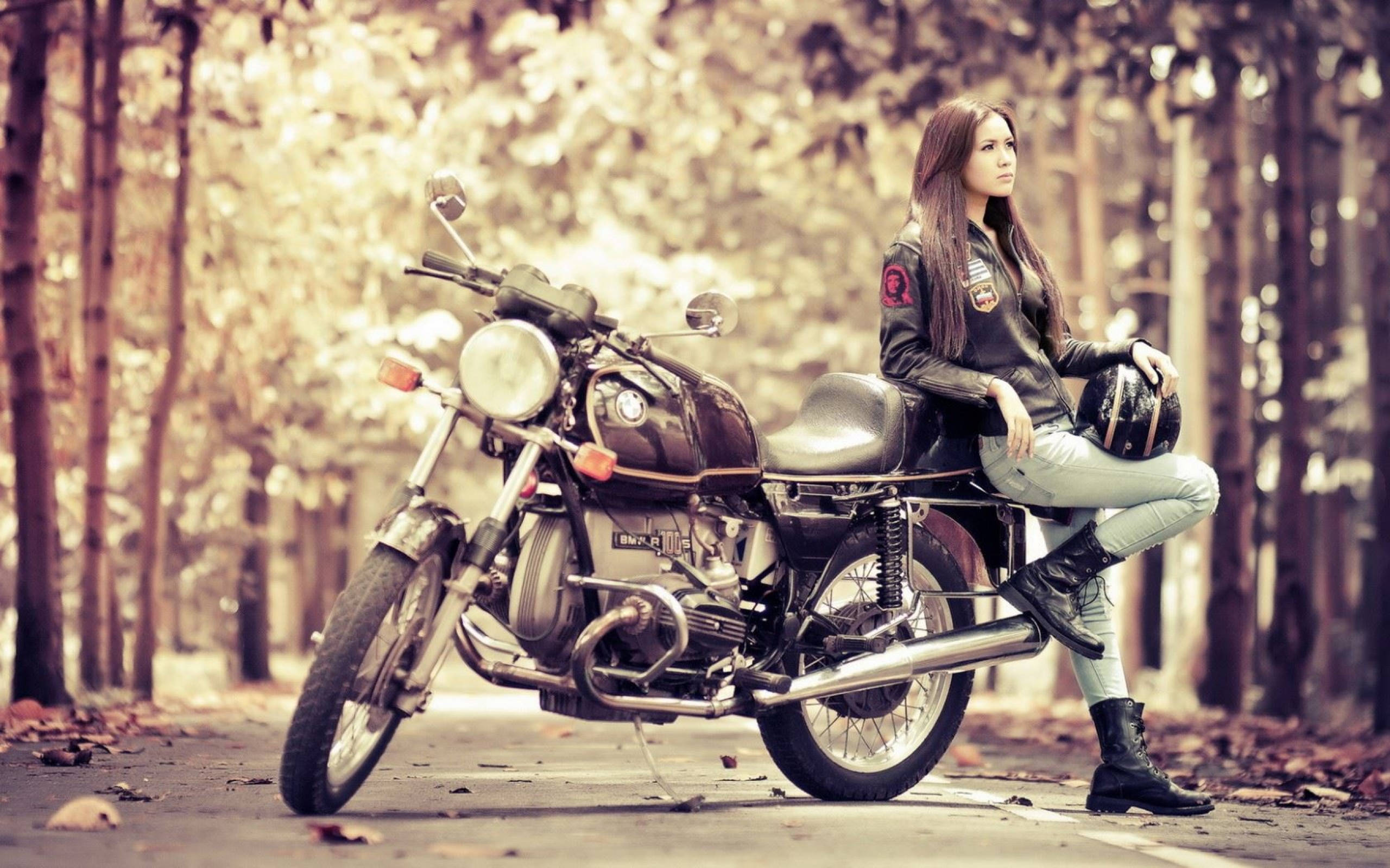 ผู้หญิงกับมอเตอร์ไซค์ 2560x1600 วอลเปเปอร์