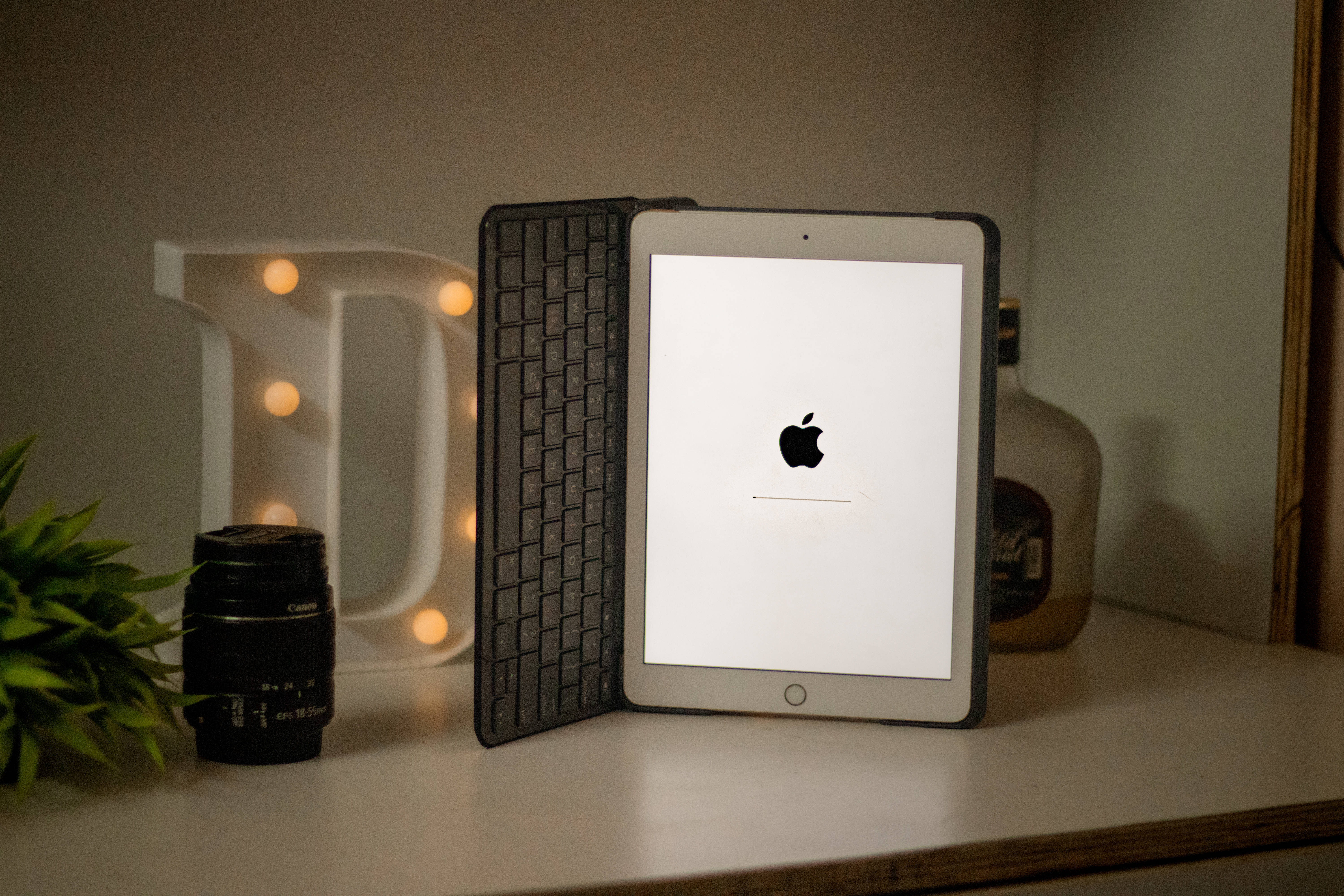 Apple iPad Pro พร้อมอุปกรณ์คีย์บอร์ด วอลเปเปอร์