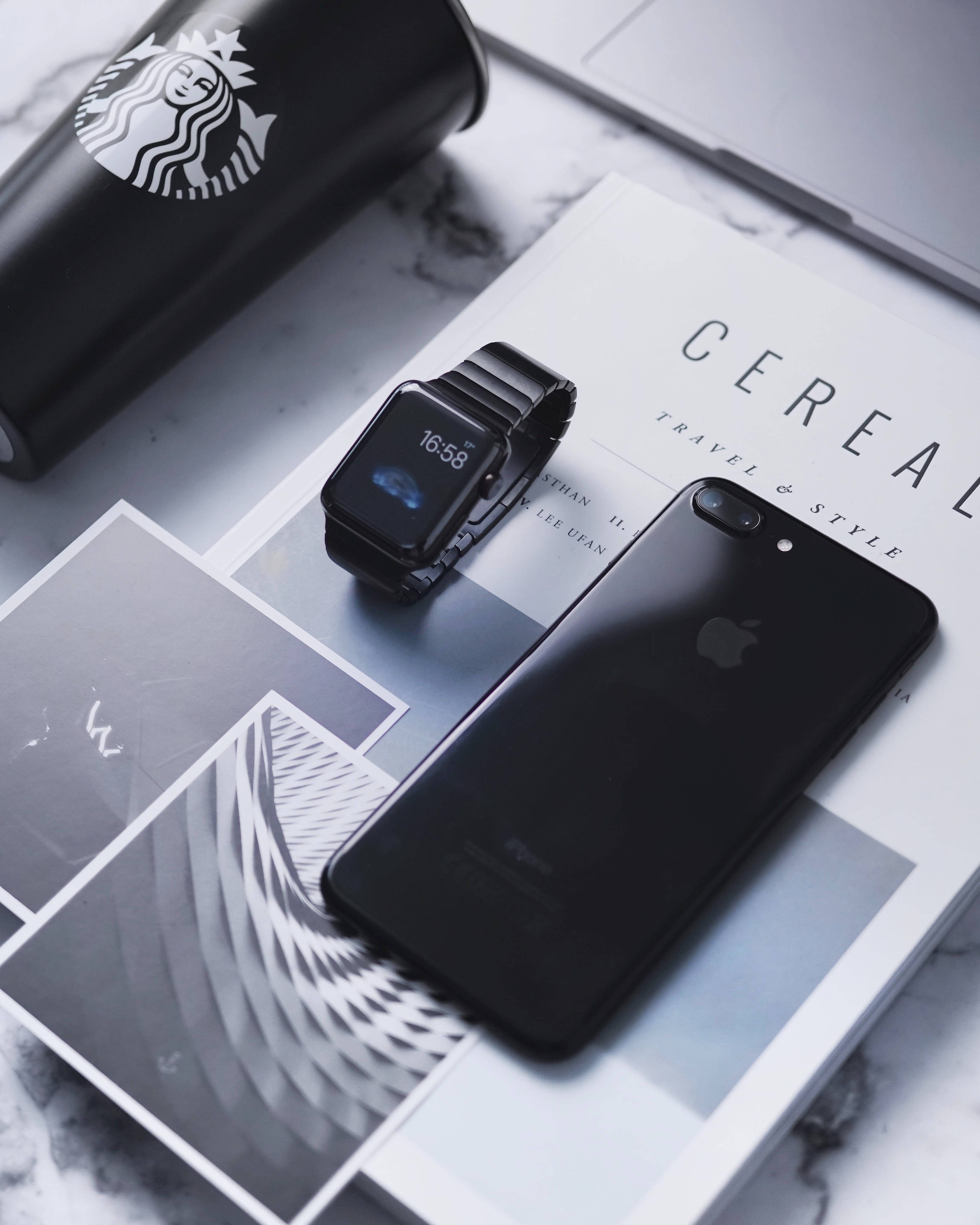 Apple Watch และ iPhone ดำสนิท วอลเปเปอร์