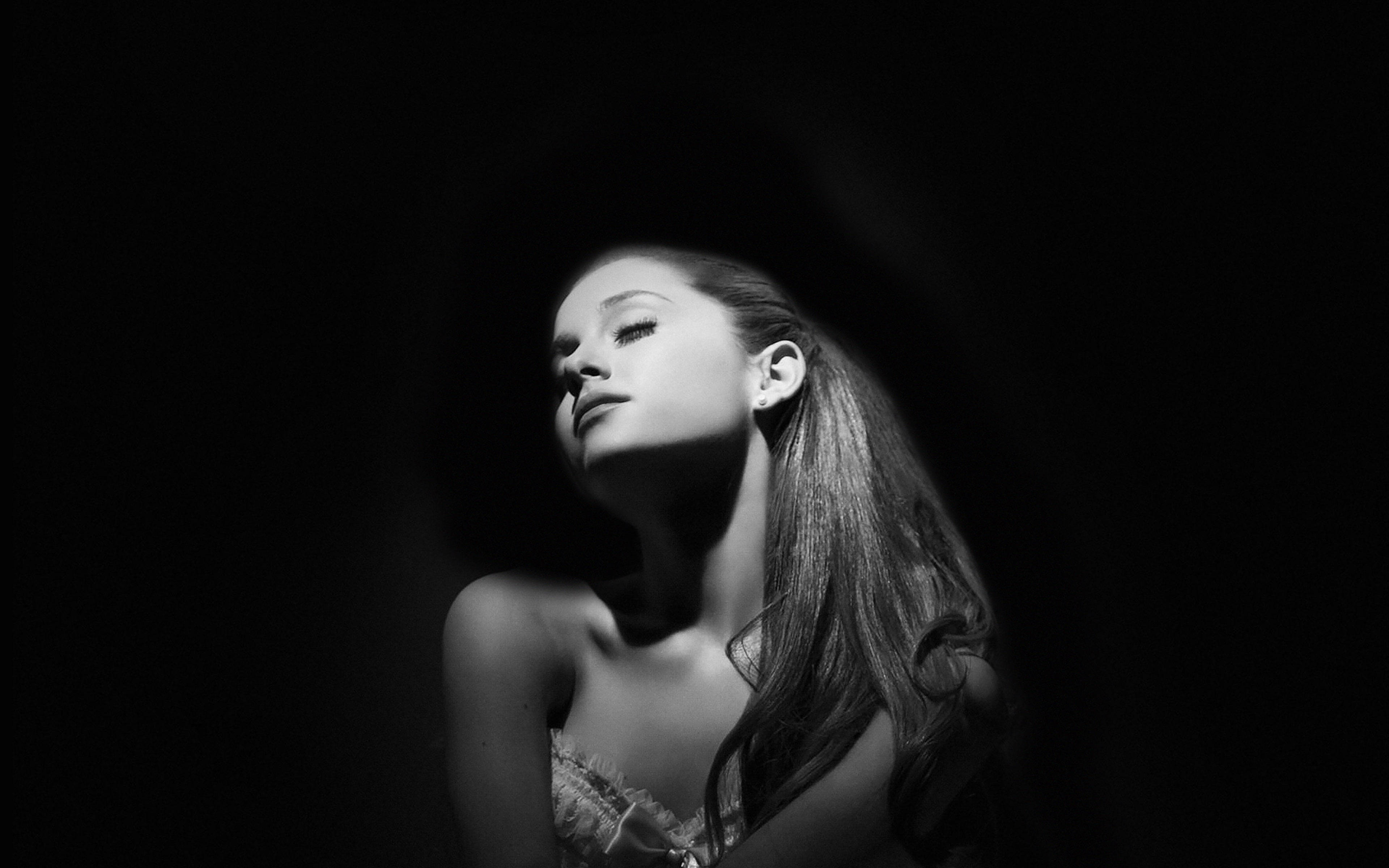 Ariana Grande โน๊ตบุ๊คสีเข้ม วอลเปเปอร์