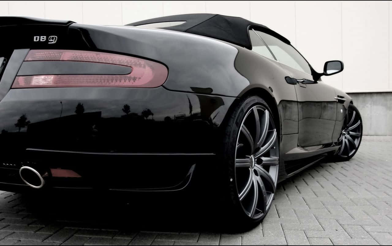 Aston Martin DB9 สีเงินสวยงามบนท้องถนน วอลเปเปอร์