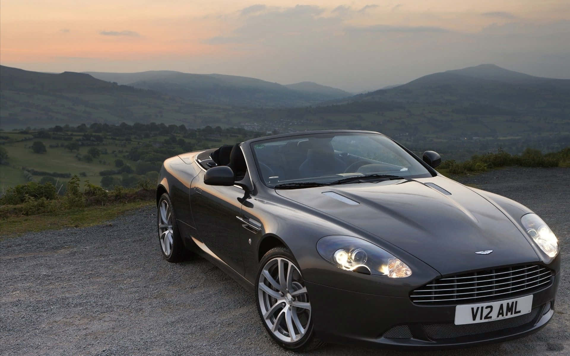 คำบรรยาย: Aston Martin DB9 สลีคบนท้องถนน วอลเปเปอร์
