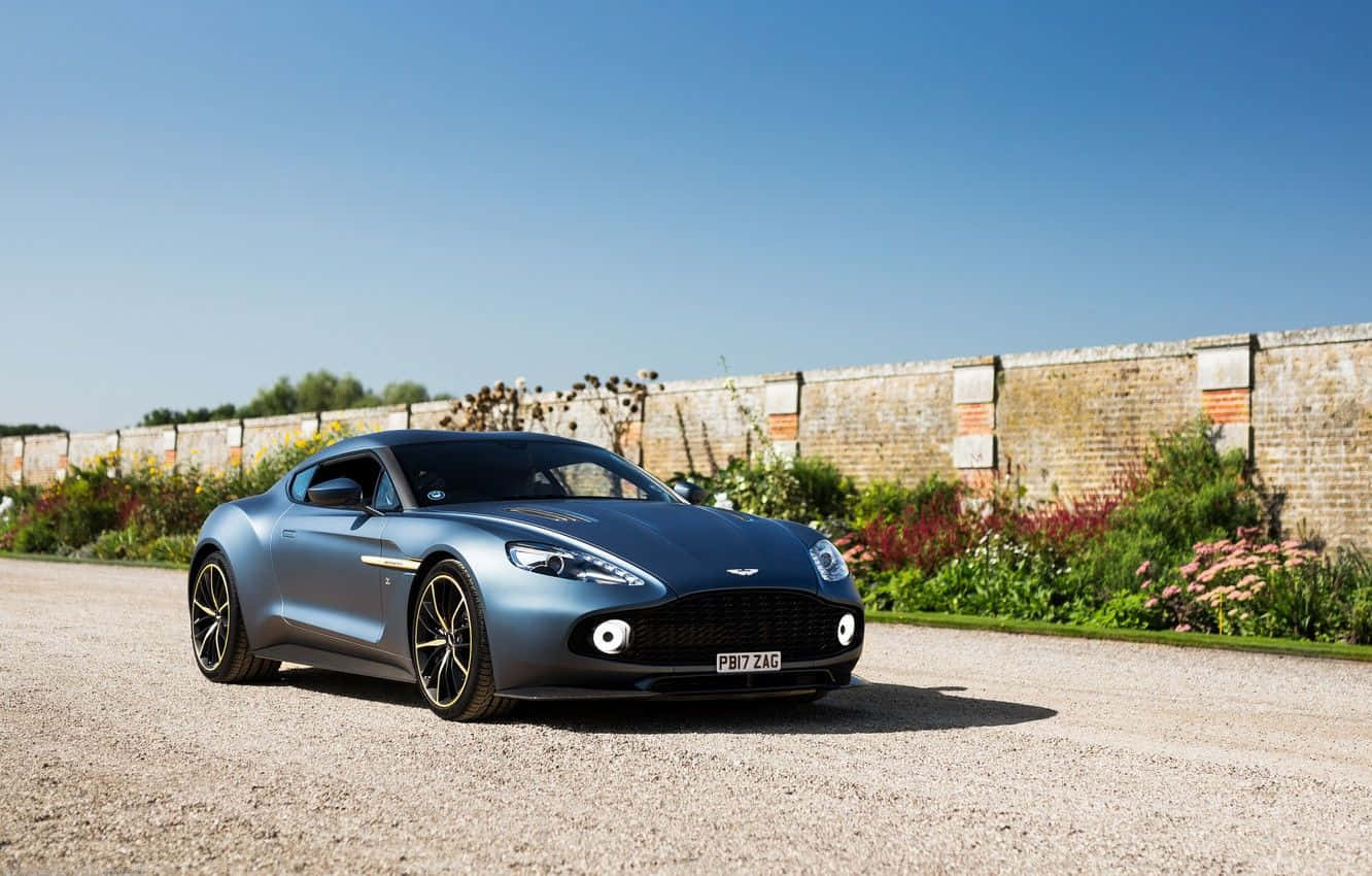 Aston Martin Vanquish สุดสวยขณะเคลื่อนที่บนถนนที่สวยงาม วอลเปเปอร์
