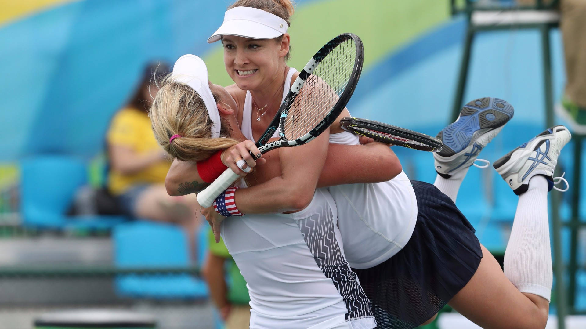 Bethanie Mattek-Sands กอดนักเทนนิสคู่แข่ง วอลเปเปอร์