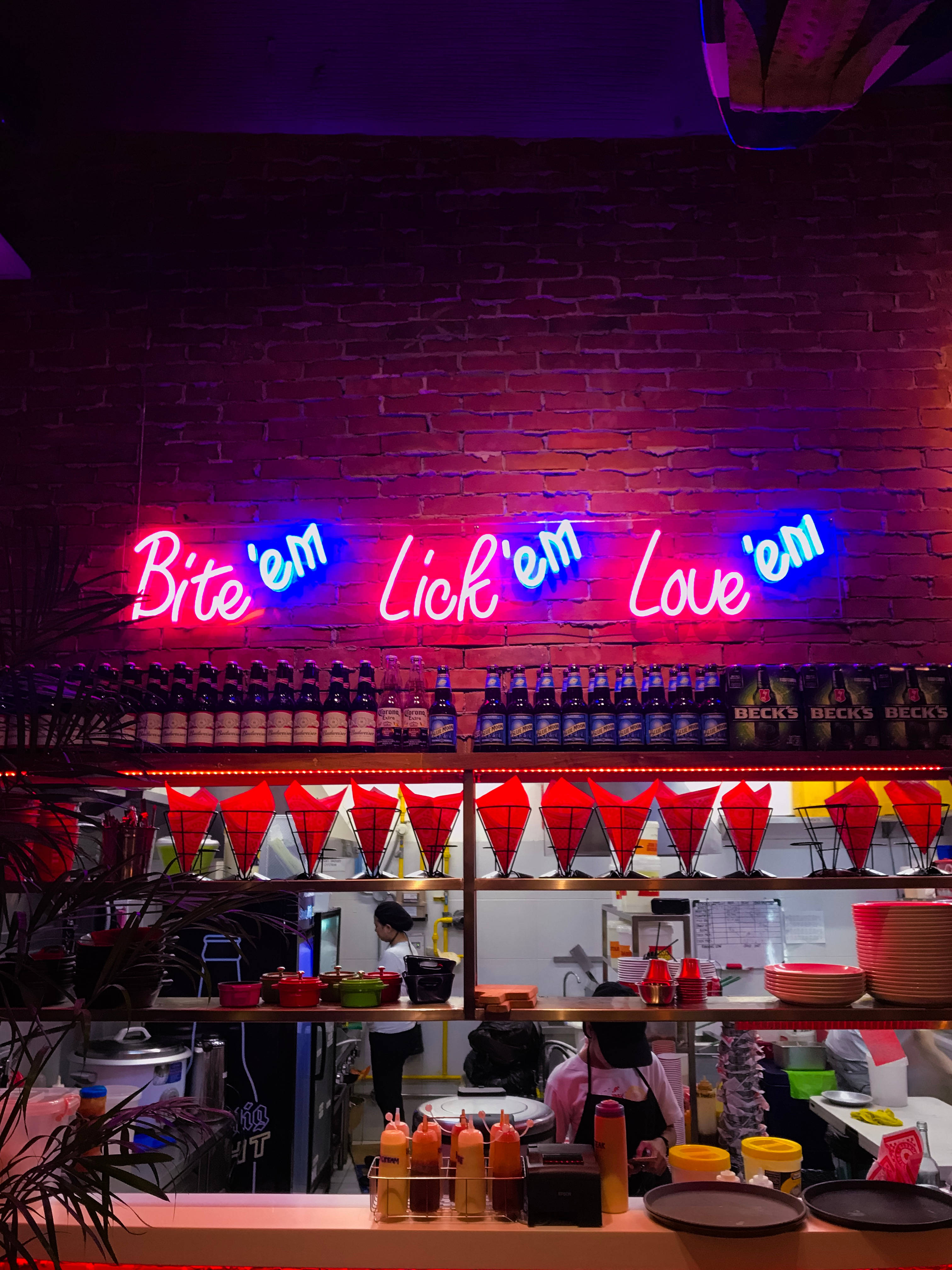 Bite Lick Love นีออน iPhone วอลเปเปอร์