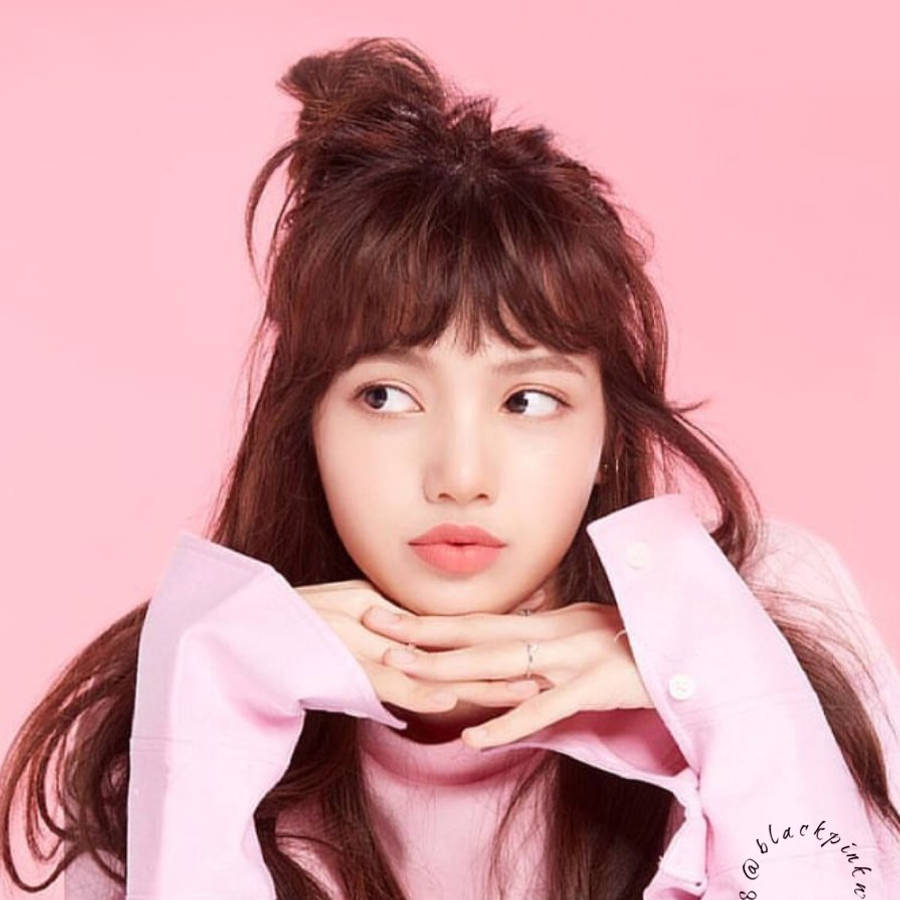 ลิซ่า Blackpink สดใสและสวยสะกดในชุดสีชมพู วอลเปเปอร์