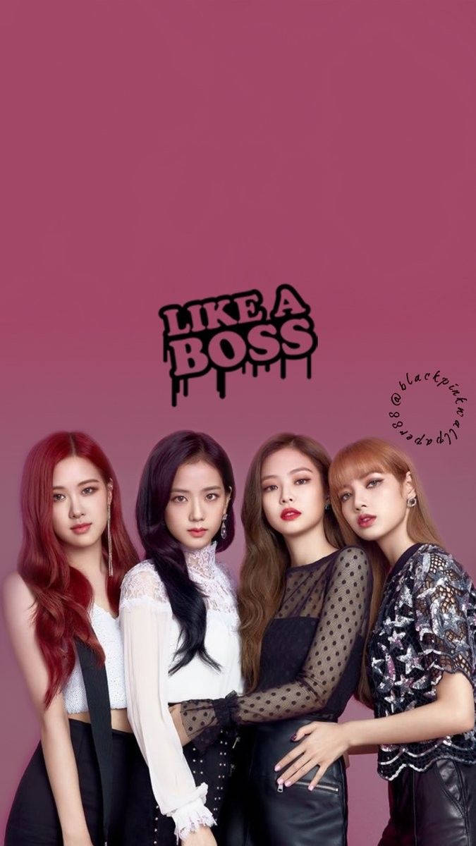 วอลเปเปอร์ Blackpink สมาชิกบนพื้นหลังสีชมพูพร้อมข้อความ Like A Boss — Blackpink วอลเปเปอร์