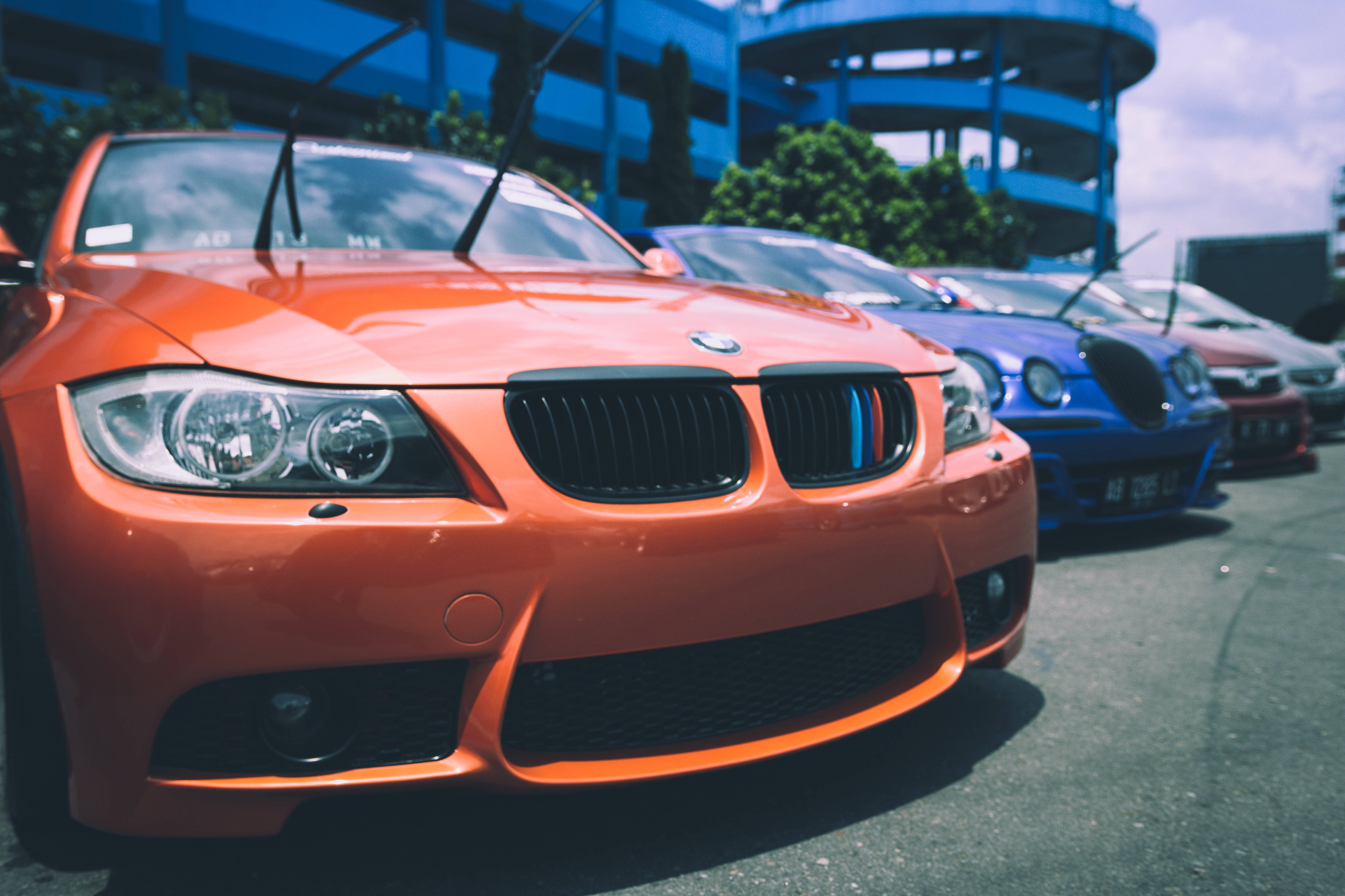 ด้านหน้ารถ BMW ที่จอดอยู่ วอลเปเปอร์