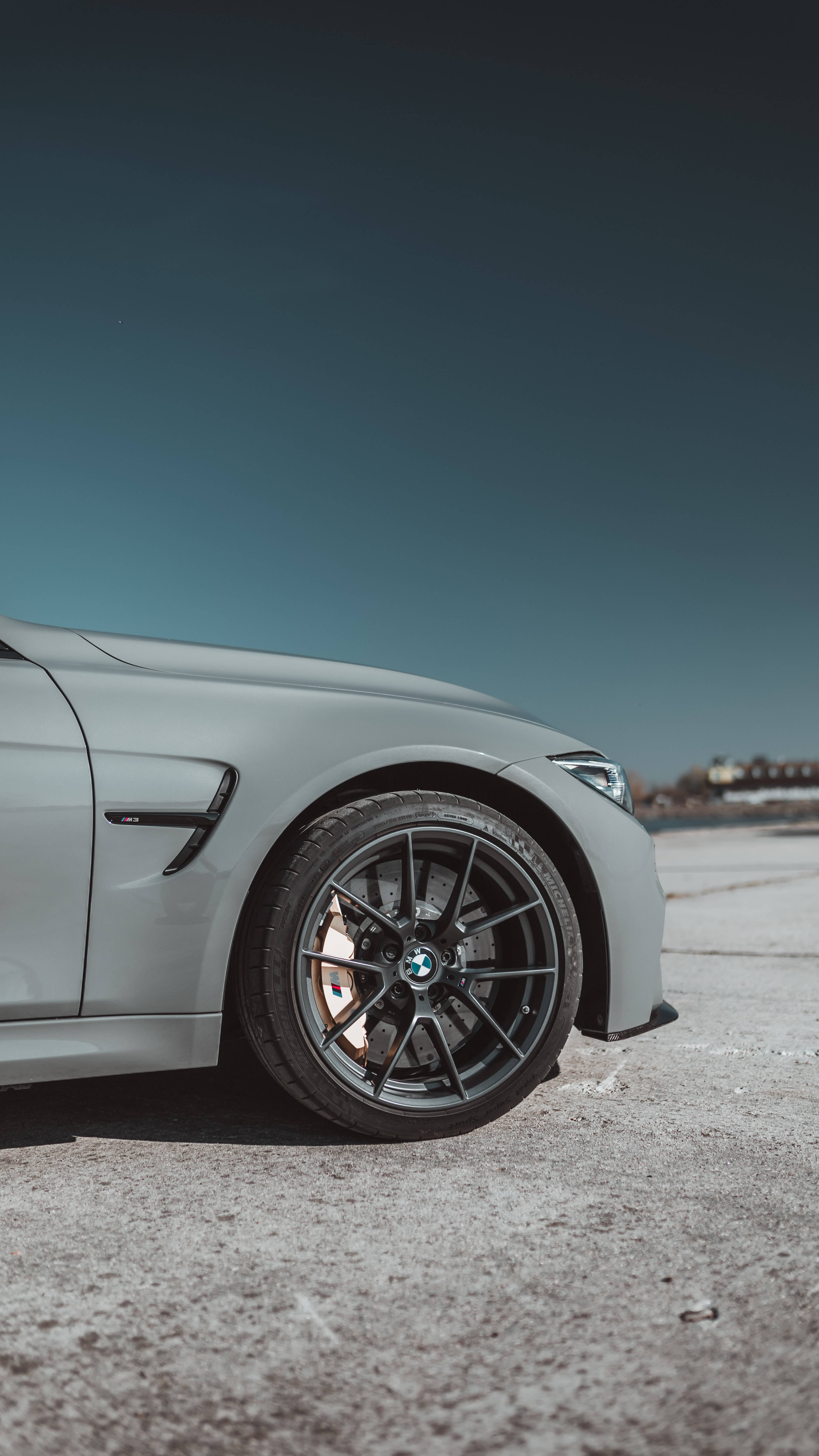มุมมองที่สมบูรณ์แบบของรถ BMW สีเทา วอลเปเปอร์