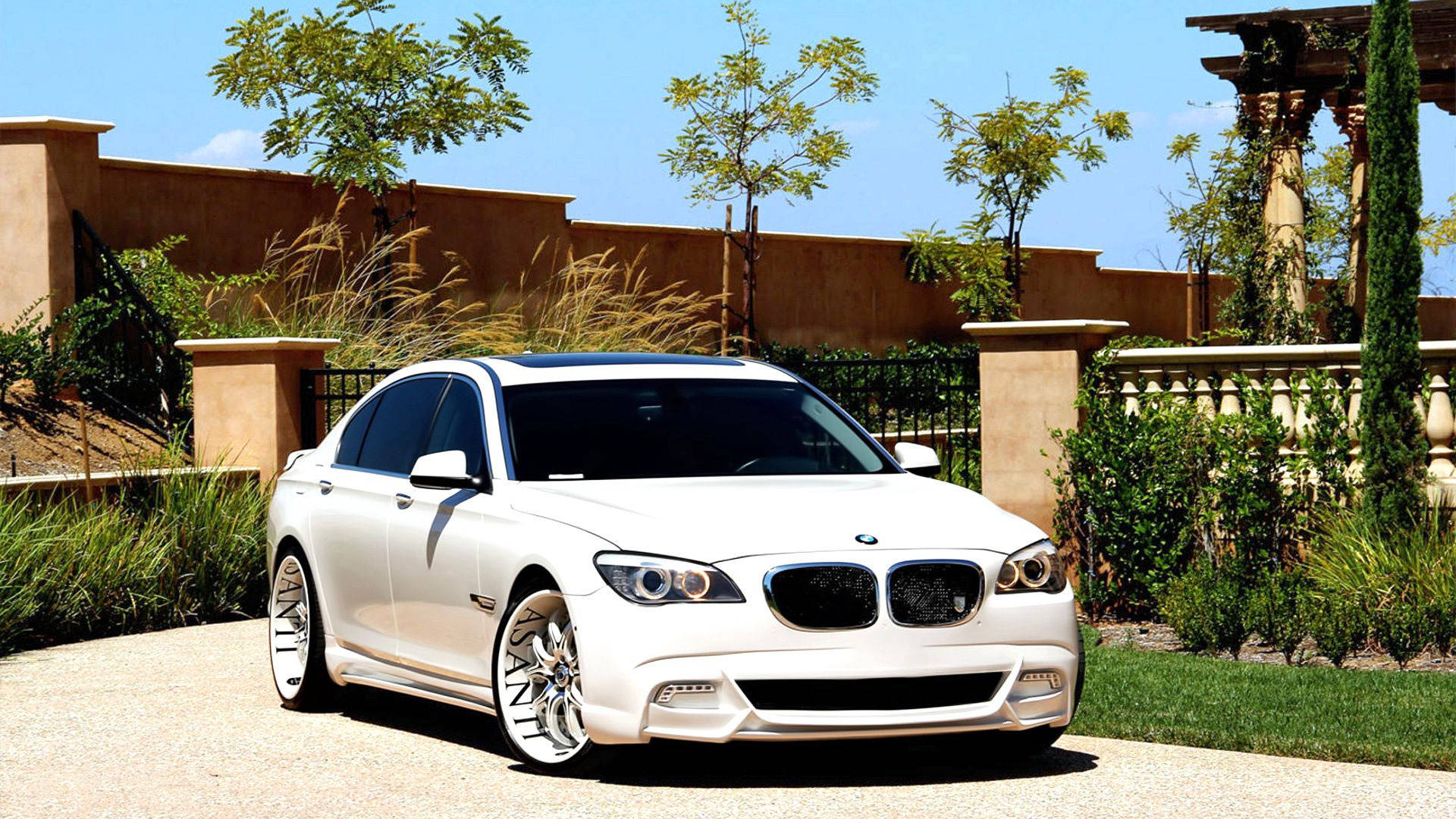 วอลเปเปอร์ BMW 7 F01 สีขาวพร้อม Asanti Tuning ที่ประตู — Bmw วอลเปเปอร์