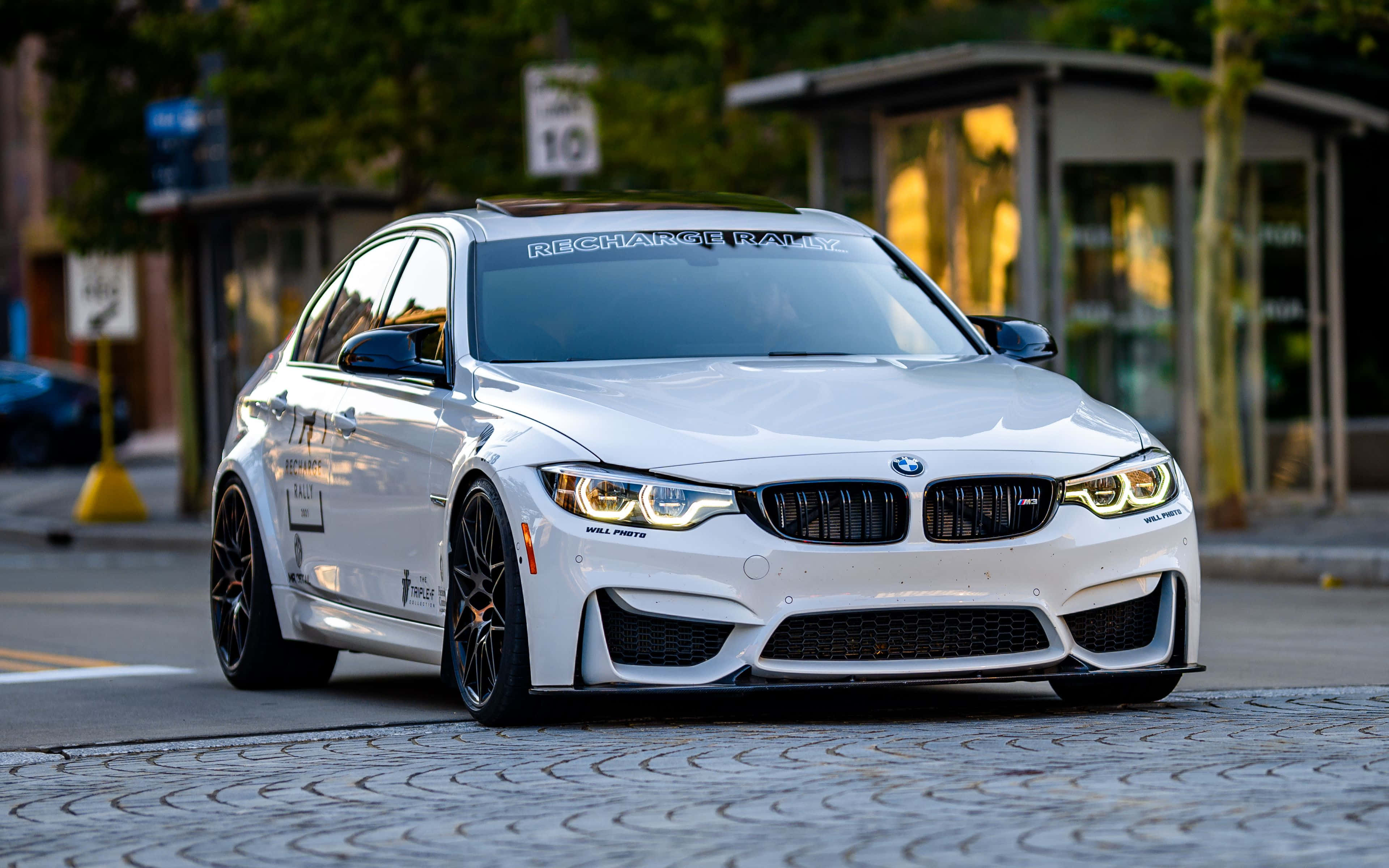 พื้นหลัง BMW บนถนน วอลเปเปอร์