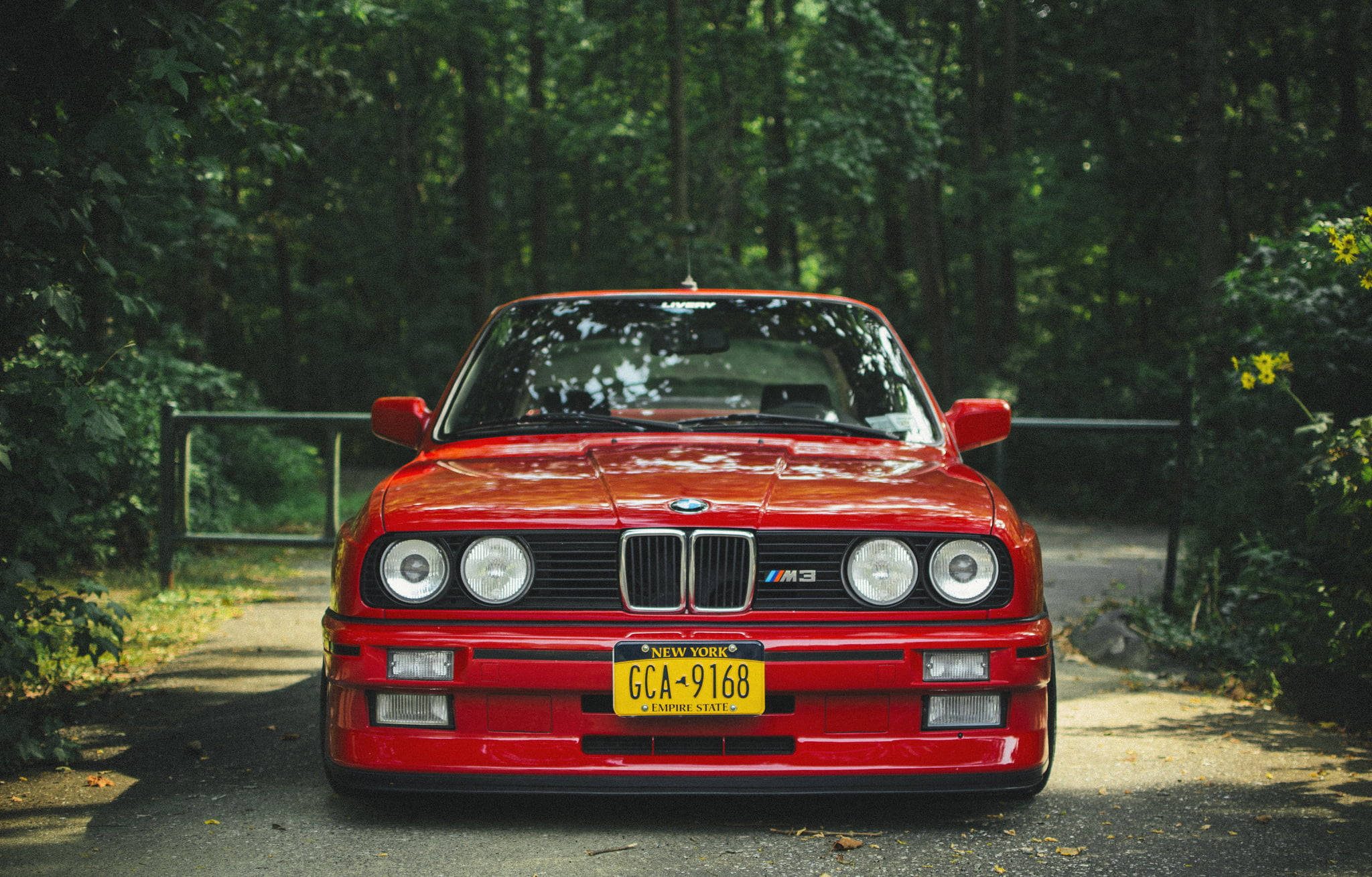 BMW E30 M3 สีแดงบนแล็ปท็อป วอลเปเปอร์