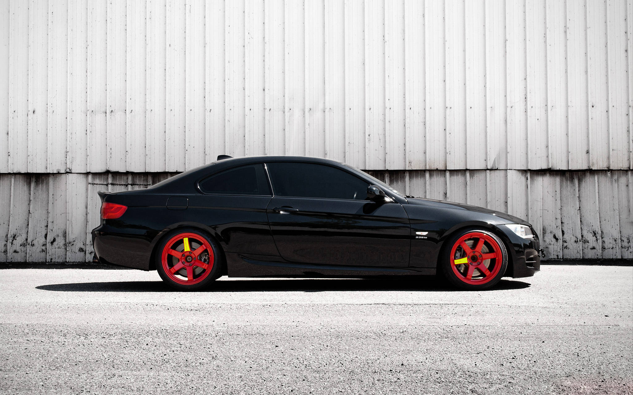 สัมผัสความตื่นเต้นในการขับขี่อย่างมีสไตล์กับ BMW E92 335i วอลเปเปอร์