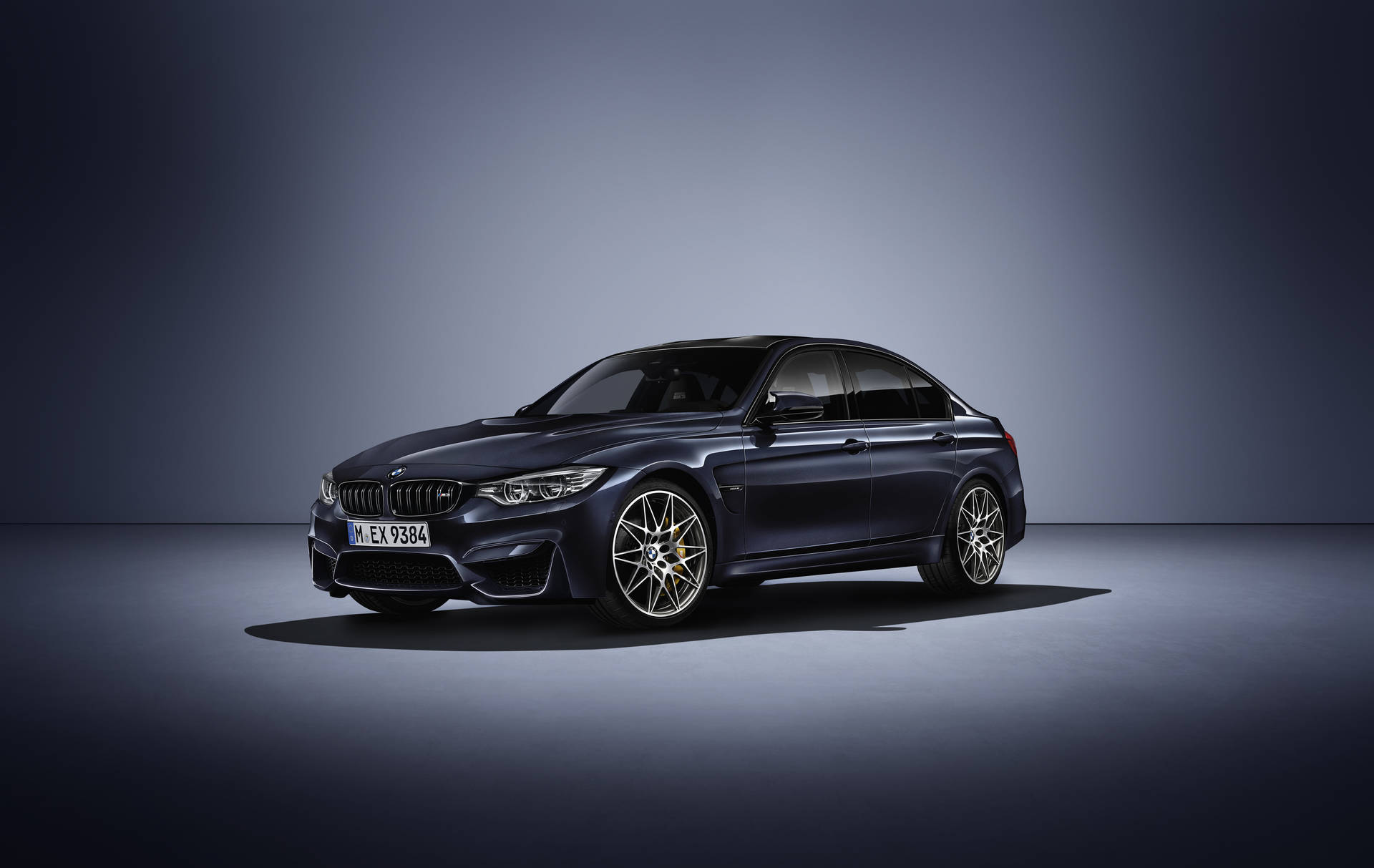 วอลเปเปอร์ BMW M3 30 Jahre Edition สีดำในสปอตไลท์ — Bmw วอลเปเปอร์