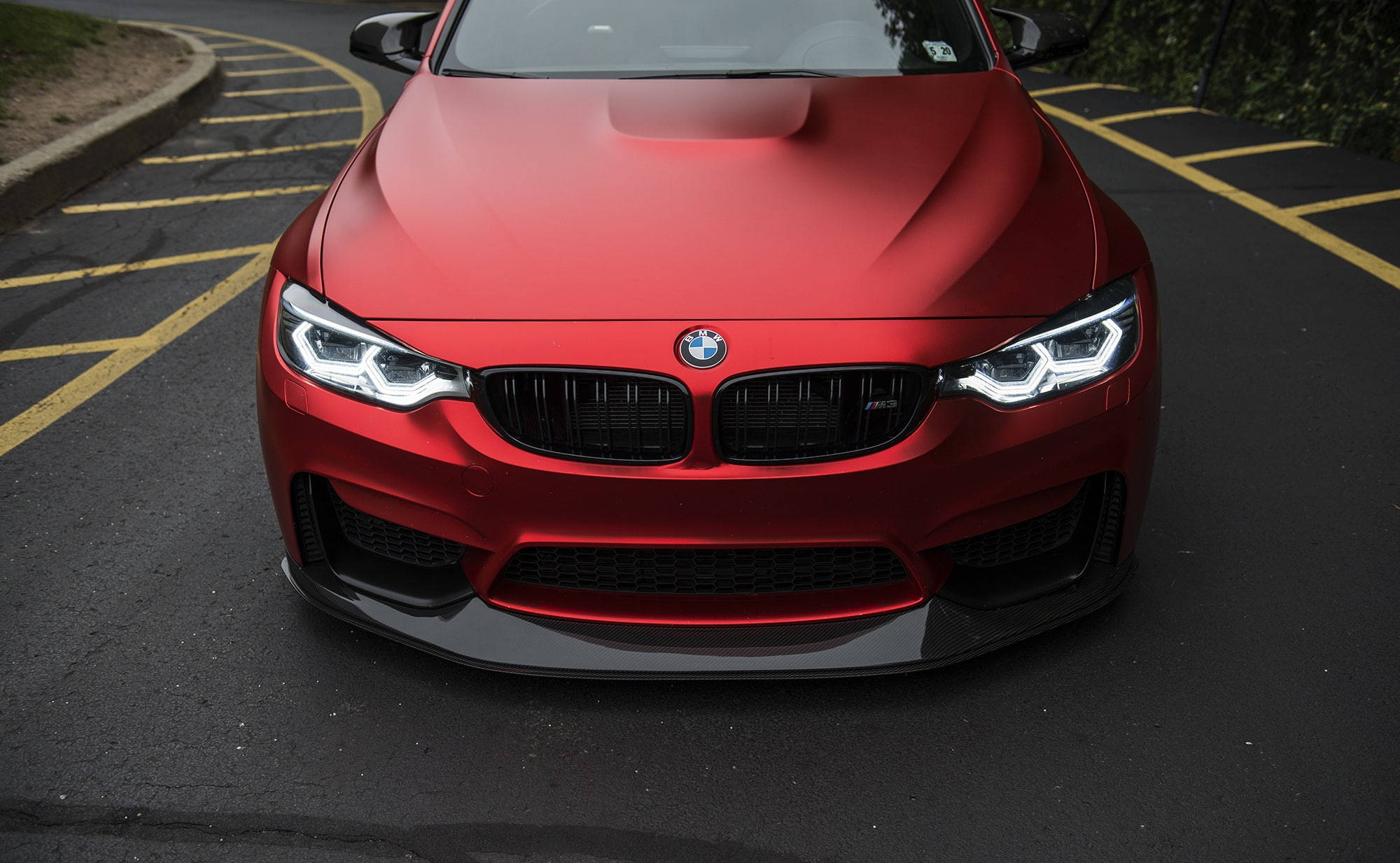 BMW M3 สีแดงด้านบนแล็ปท็อป วอลเปเปอร์