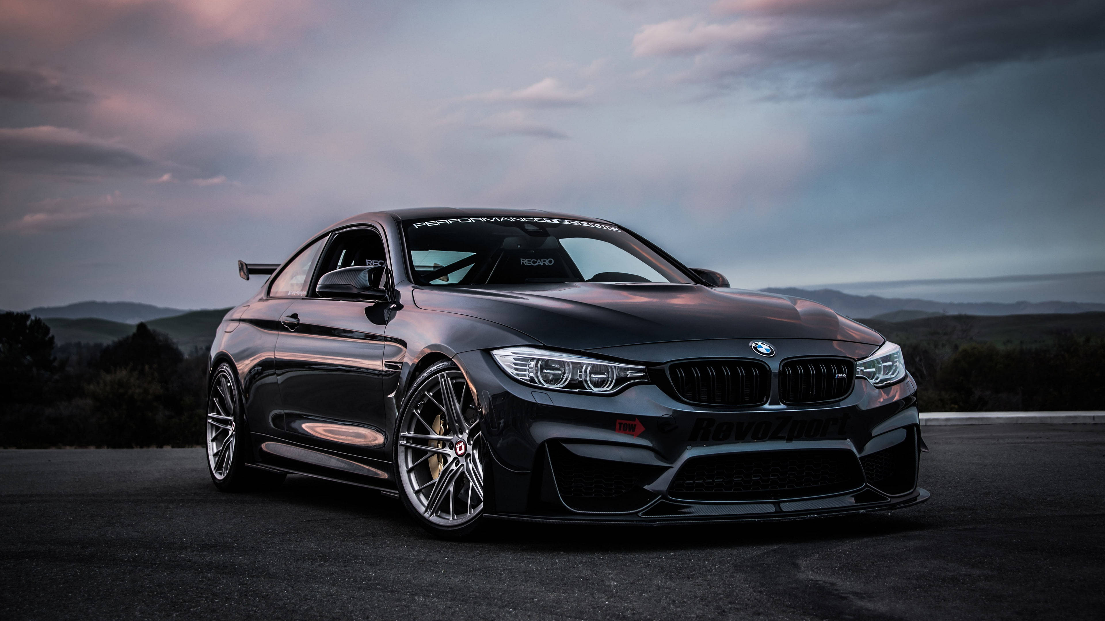 รถ BMW M4 สีดำเงา วอลเปเปอร์