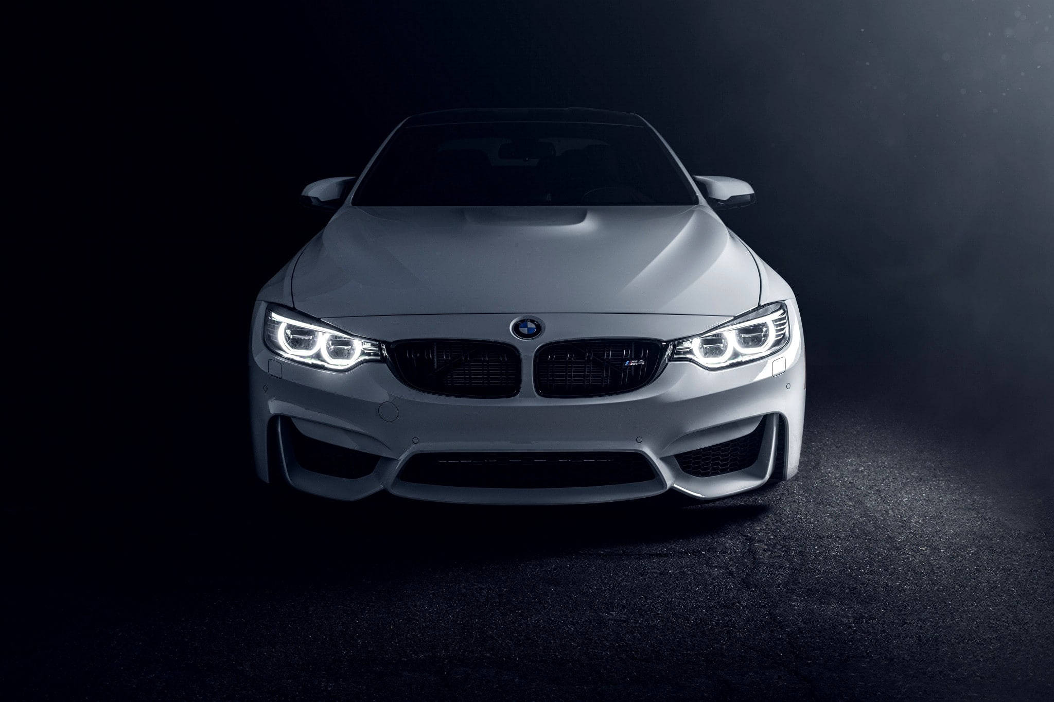 BMW M4 สีขาวบนพื้นคอนกรีต วอลเปเปอร์