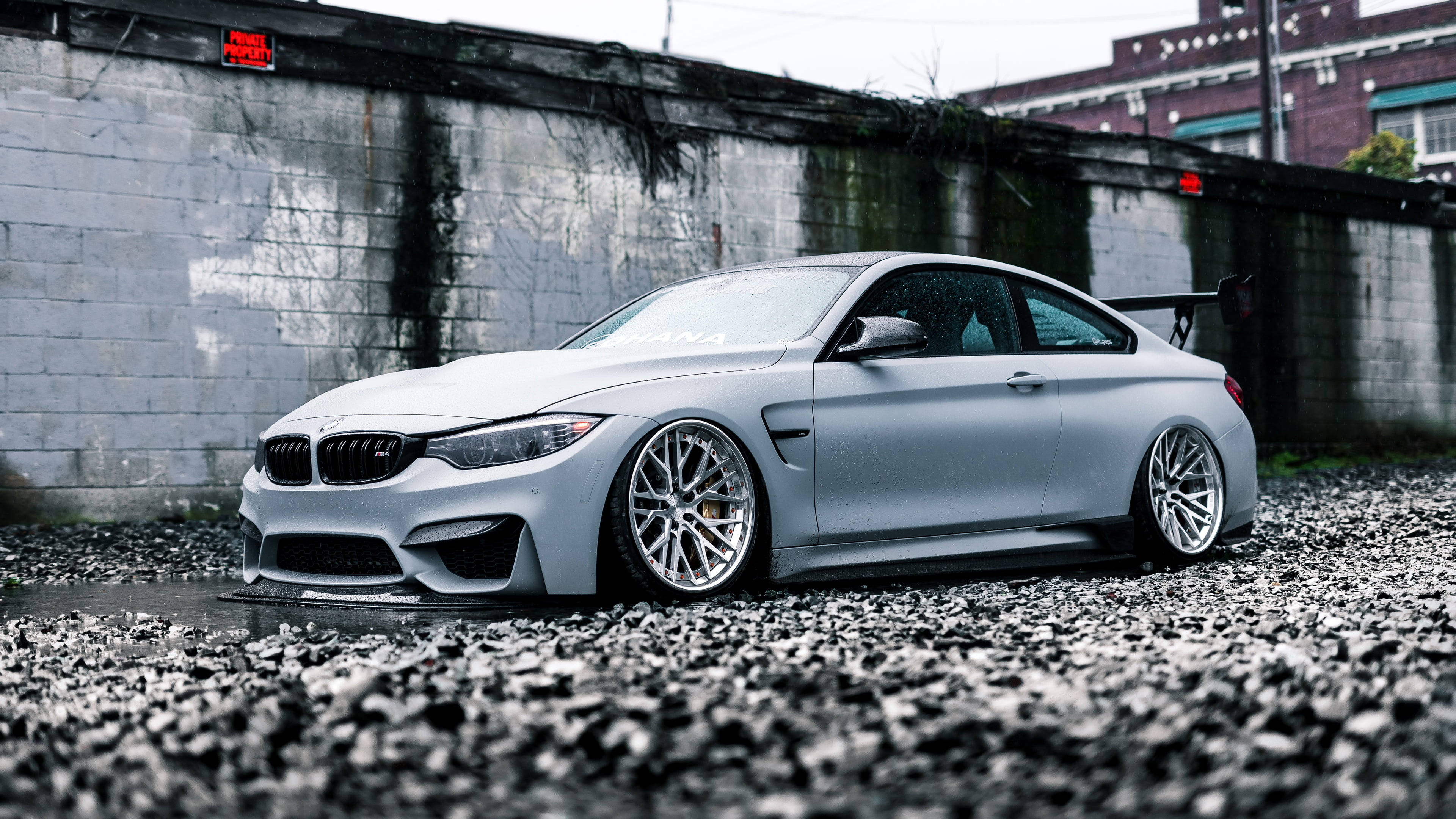 BMW M4 สีขาวบนพื้นหิน วอลเปเปอร์
