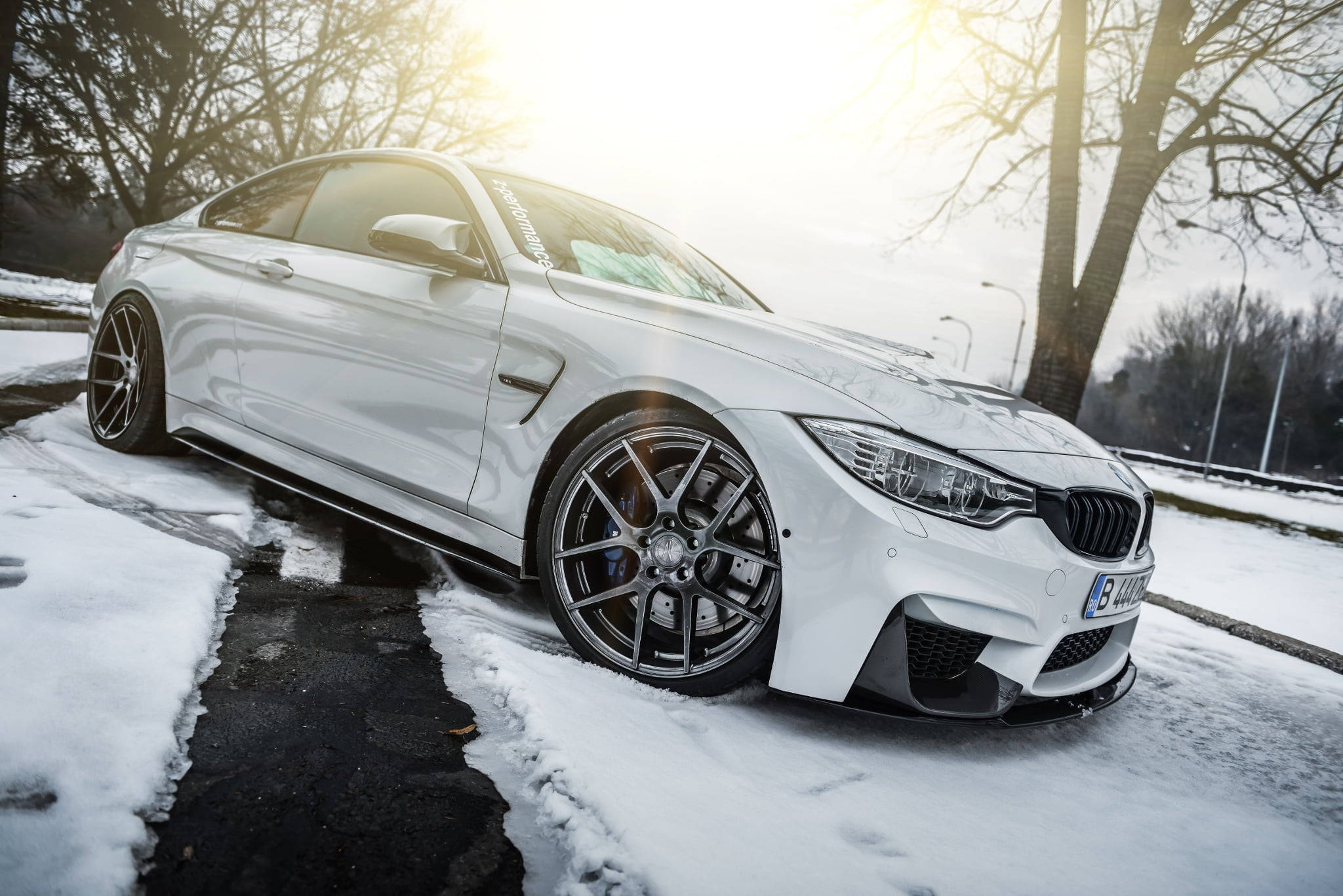 BMW M4 สีขาวสุดหรูบนแล็ปท็อป วอลเปเปอร์