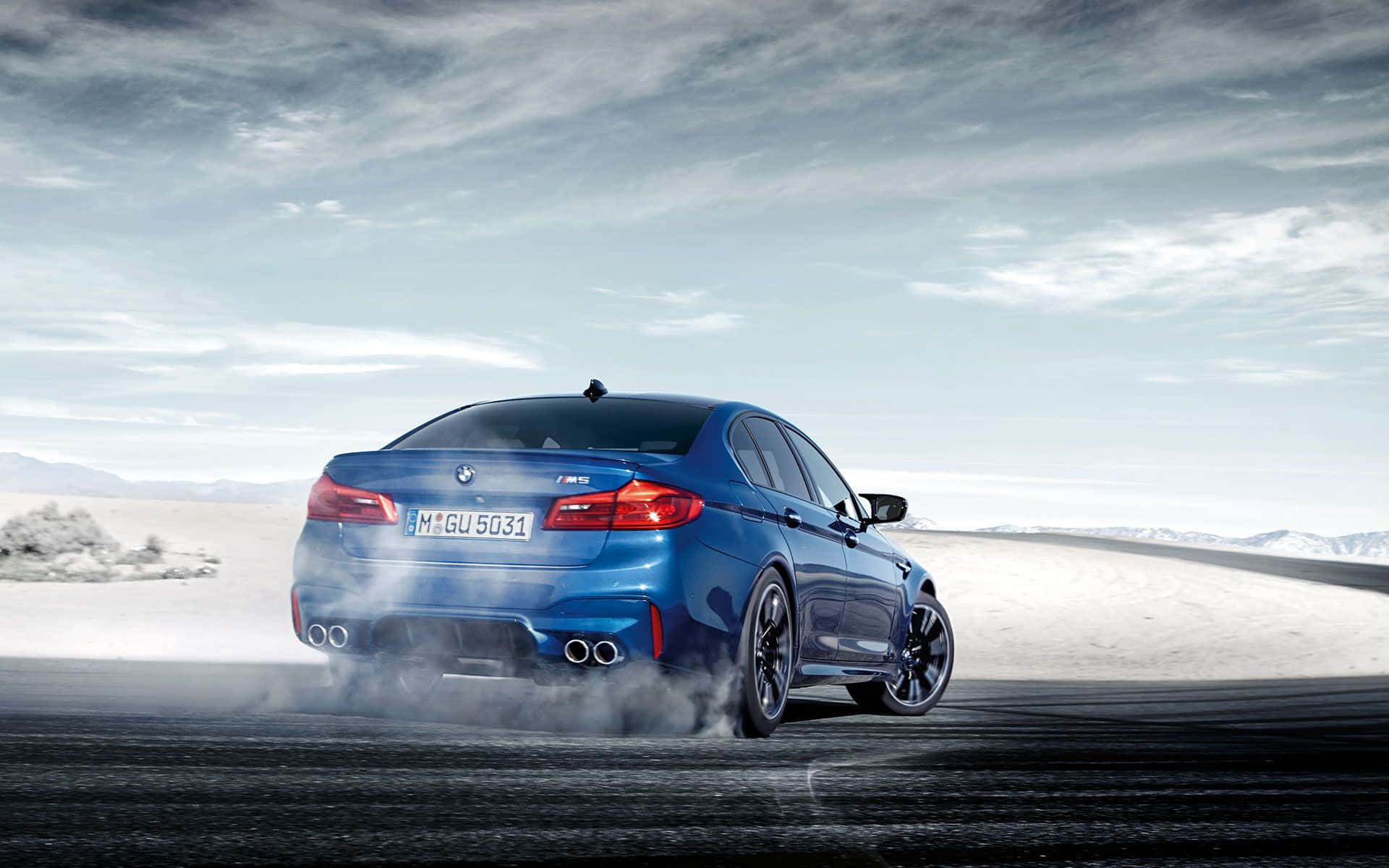 พื้นหลัง BMW M5 สีน้ำเงินท่ามกลางหิมะ 720p M Series วอลเปเปอร์