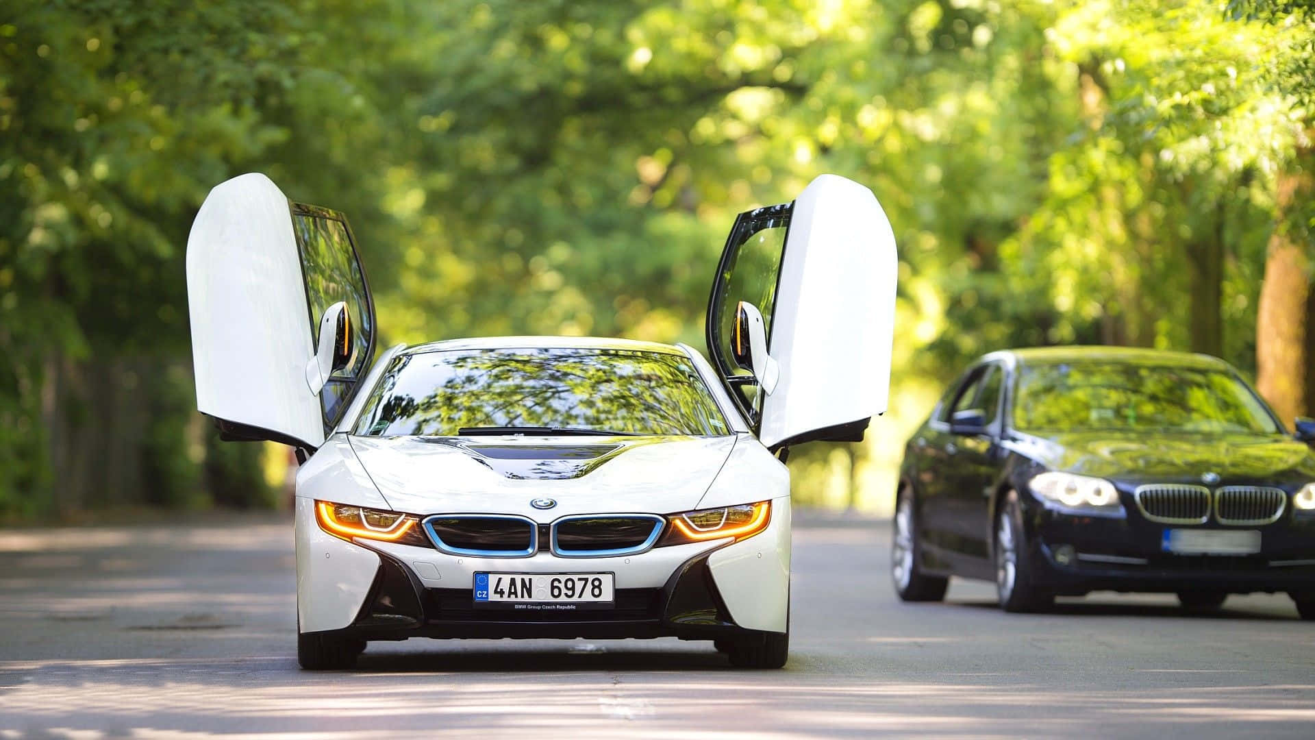 รถ BMW สีขาวพร้อมประตูปีกนก วอลเปเปอร์