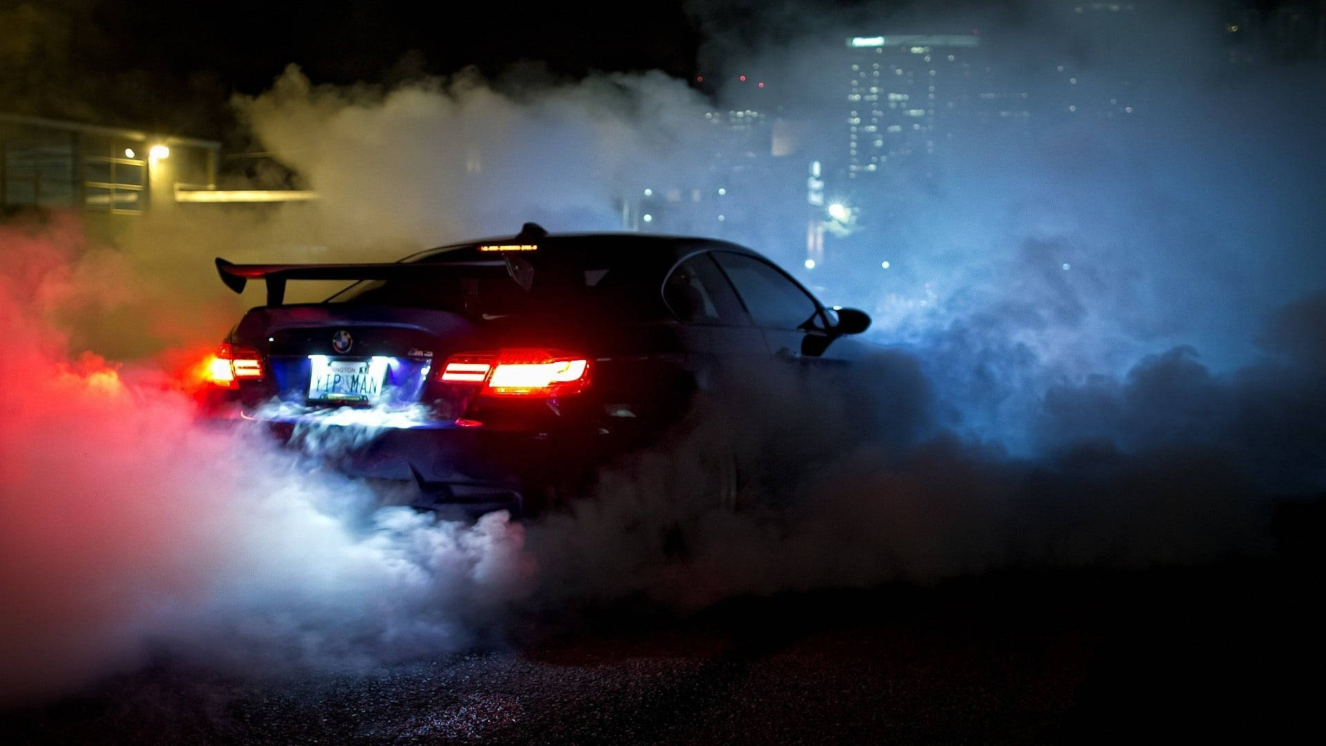 แล็ปท็อป BMW สุดหรูพร้อมพื้นหลังเอฟเฟกต์ควัน วอลเปเปอร์