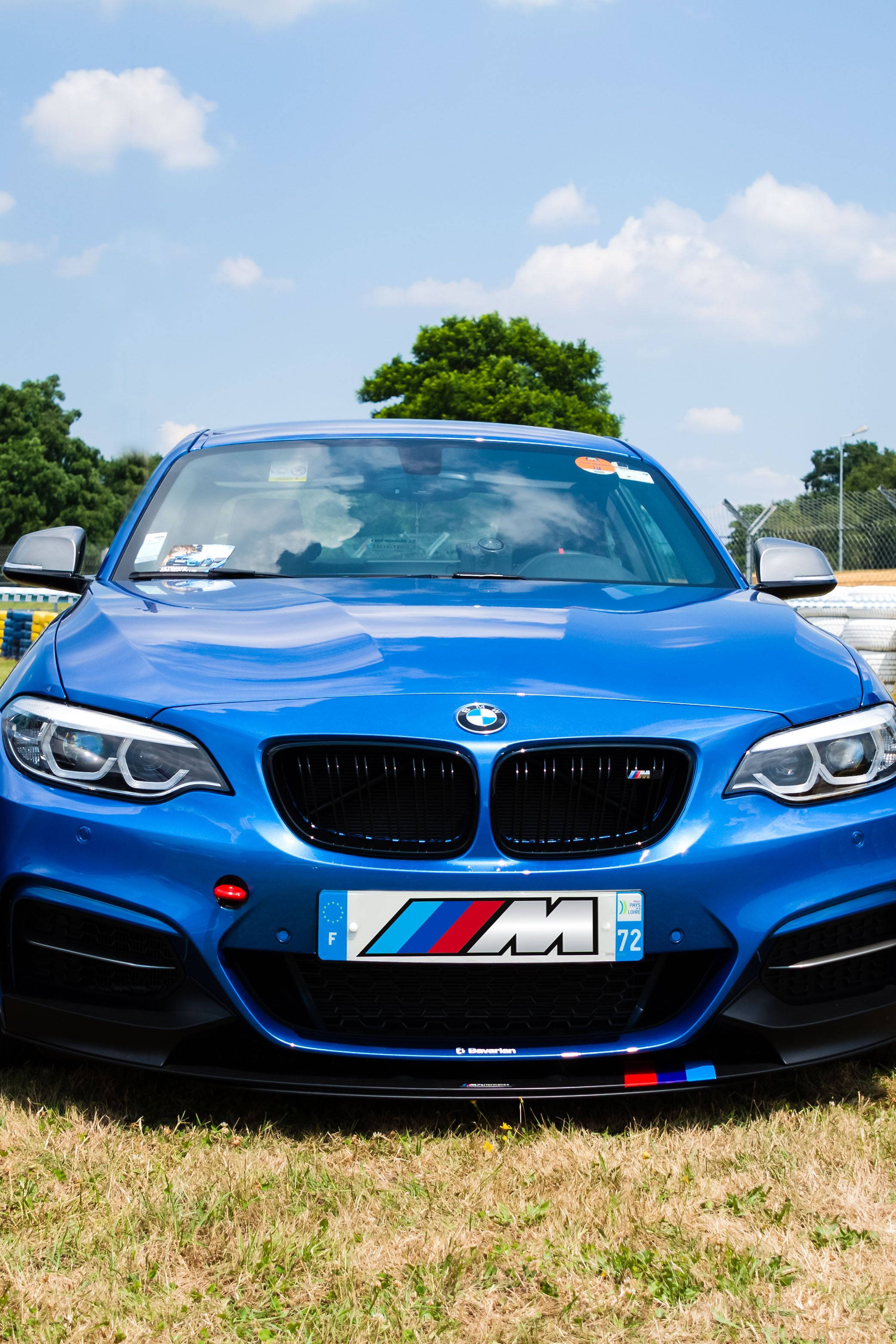 BMW สีน้ำเงินสวยบนสนามแข่ง วอลเปเปอร์