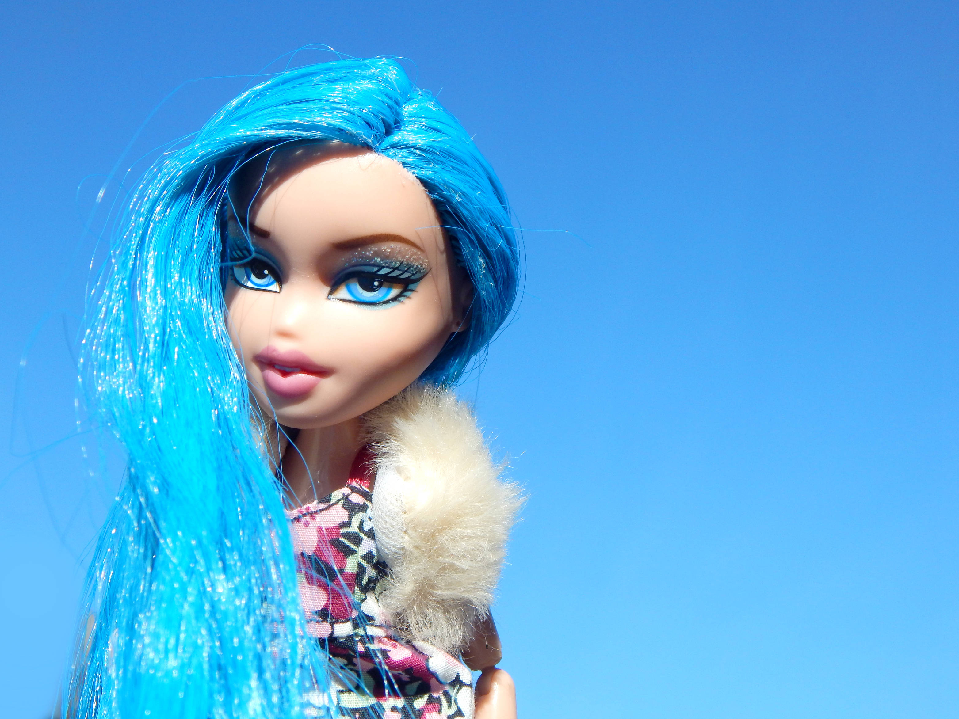 Bratz Aesthetic ในชุดเดรสลายดอกไม้สีฟ้า วอลเปเปอร์