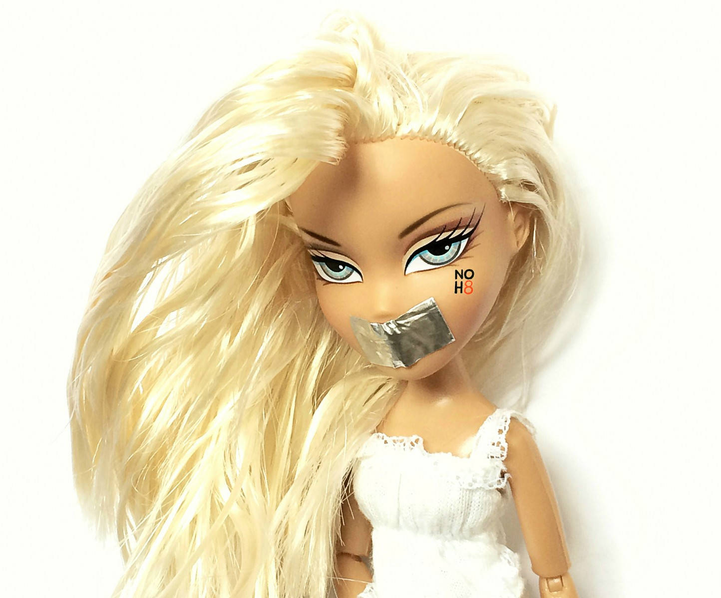 ตุ๊กตา Bratz แนว美学 Hostage ชุดเดรสสีขาว วอลเปเปอร์