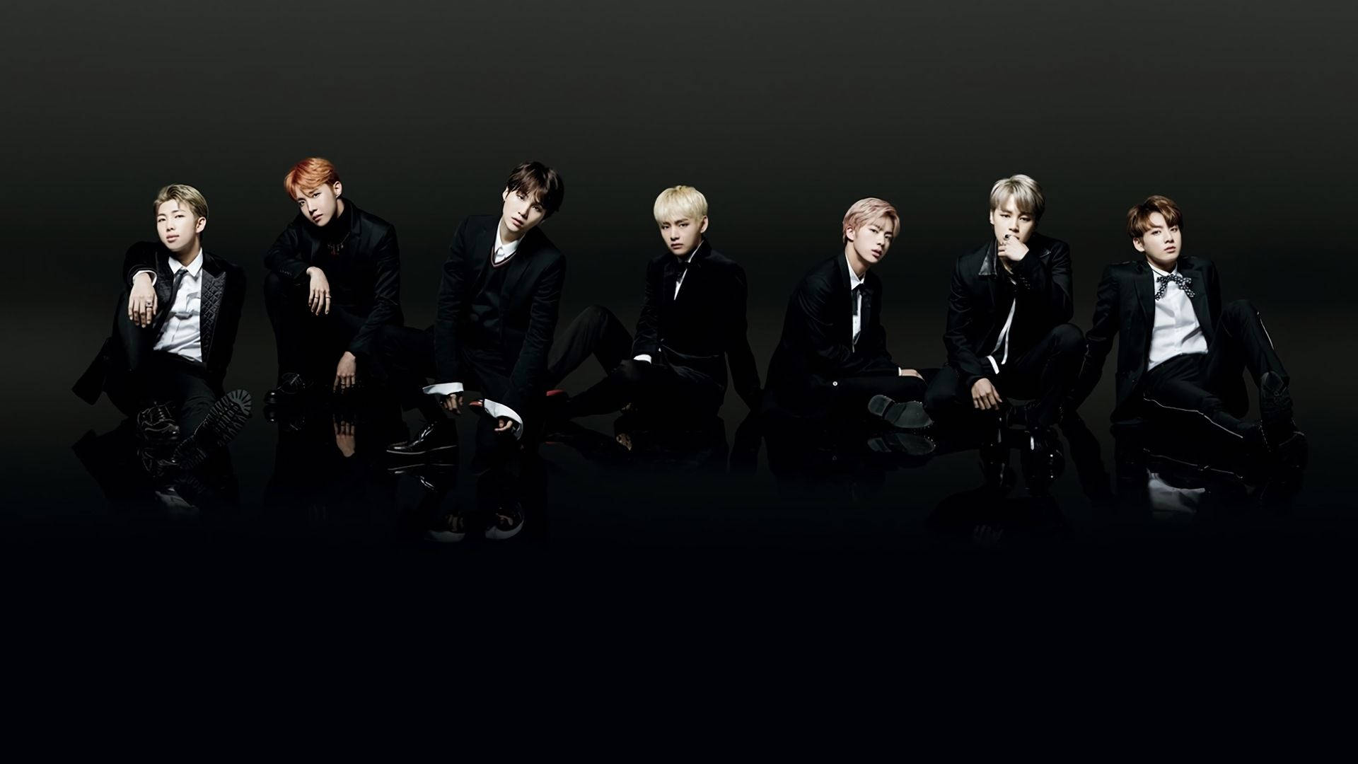 BTS สมาชิกในชุดดำบนพื้นดำ สำหรับแล็ปท็อป วอลเปเปอร์