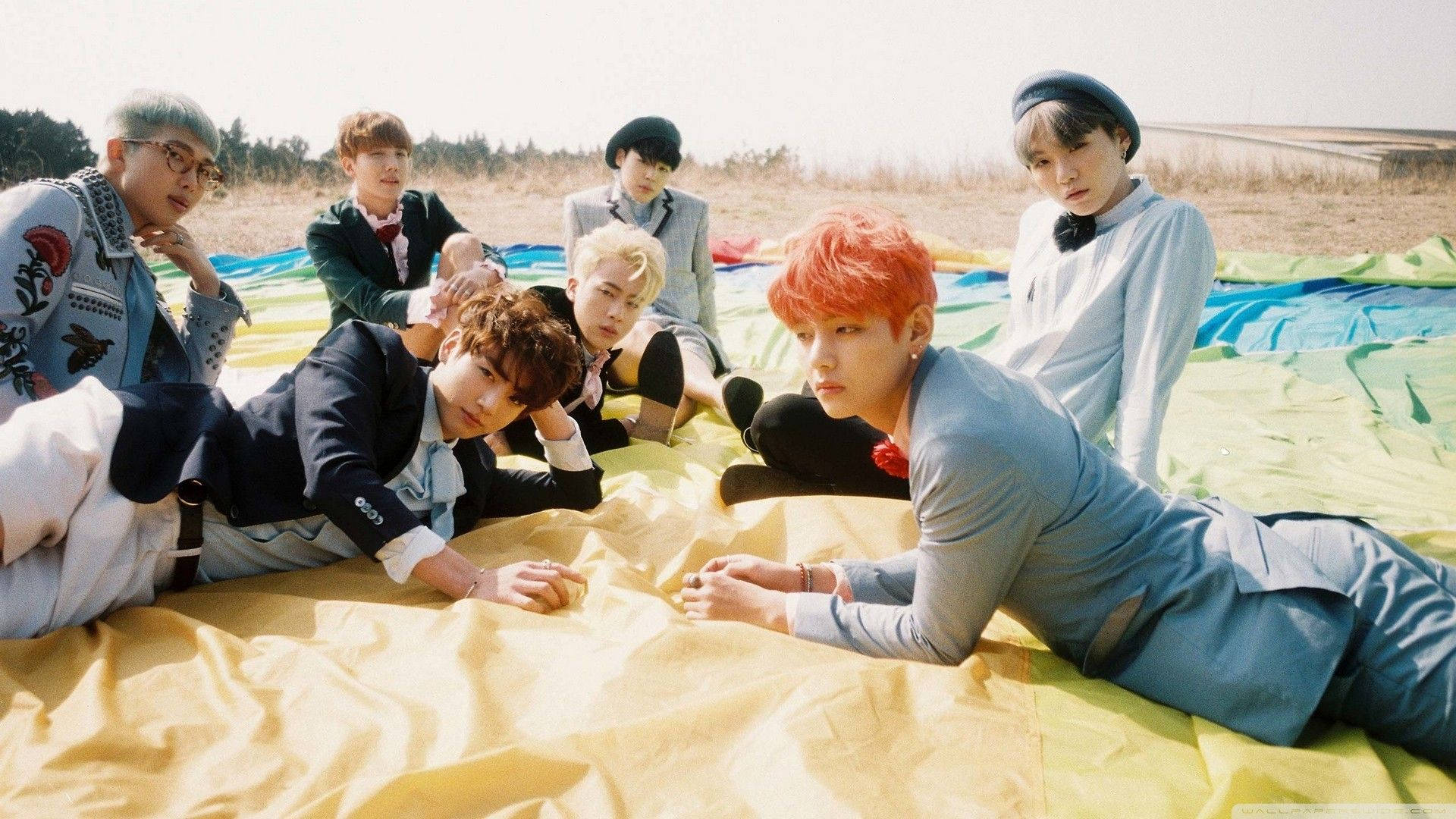 BTS สมาชิกนอนบนผ้าที่สนาม พร้อมแล็ปท็อป วอลเปเปอร์