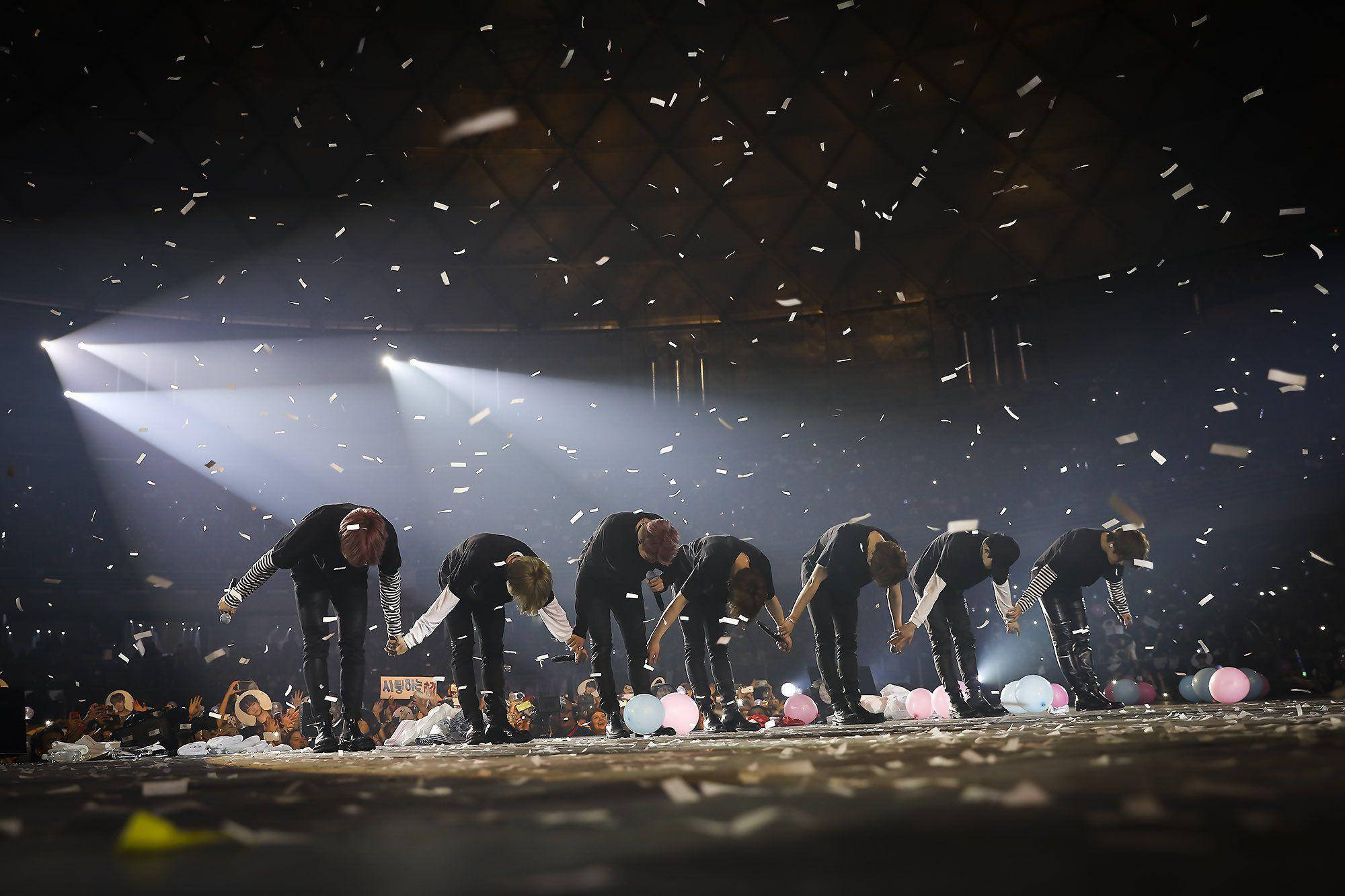 BTS โค้งคำนับบนเวทีคอนเสิร์ต วอลเปเปอร์