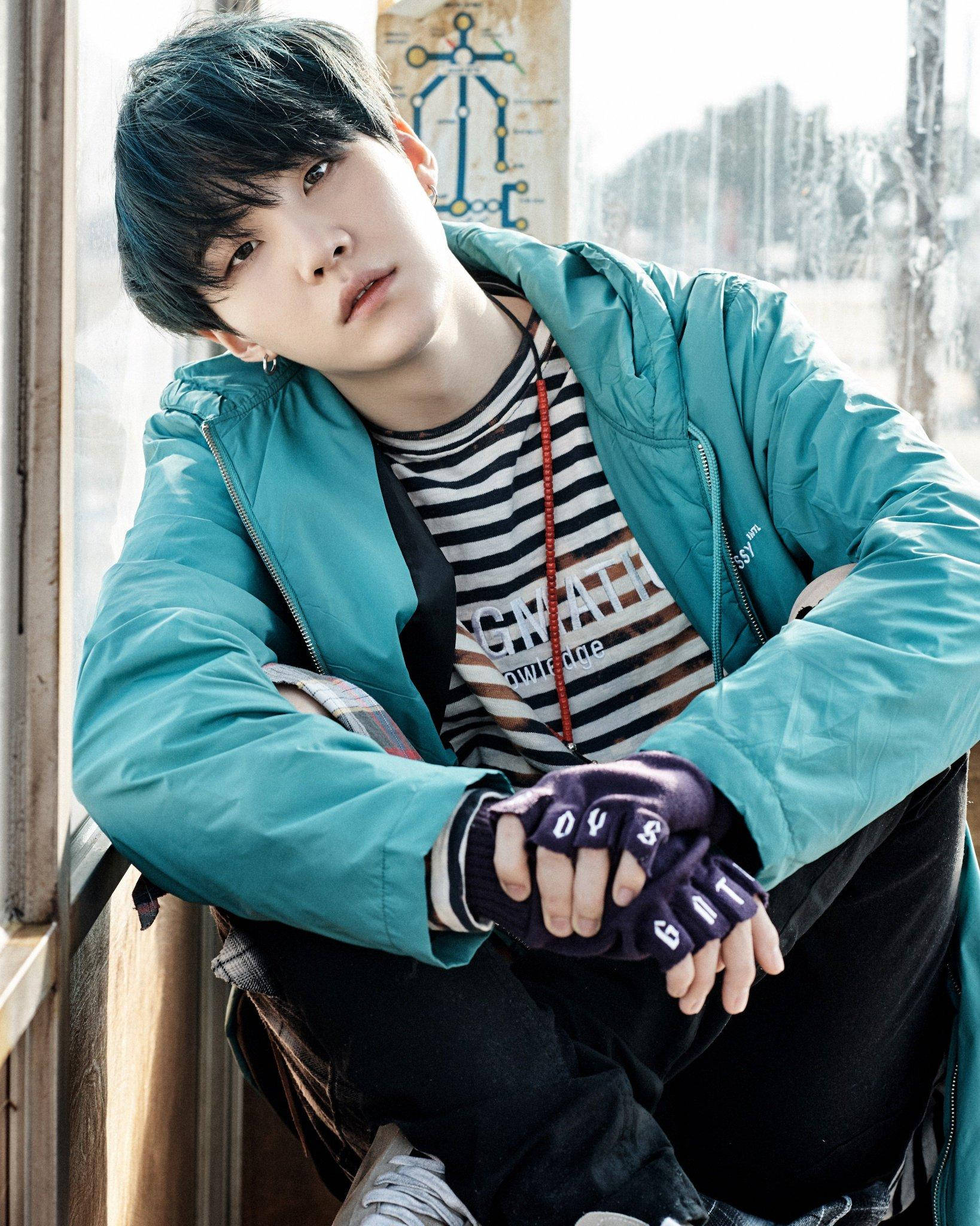 น่ารัก BTS ชูก้า ในชุดสีฟ้า วอลเปเปอร์