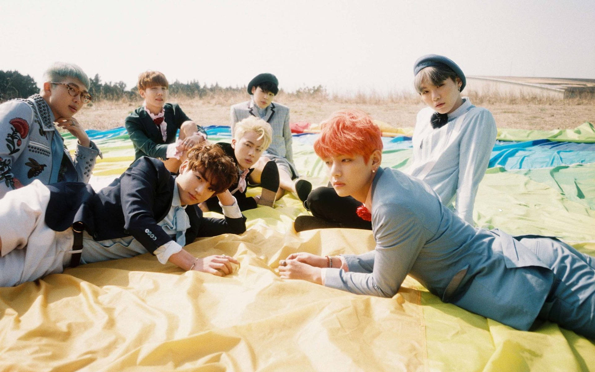 ภาพรวมวง BTS ในทุ่งนา วอลเปเปอร์