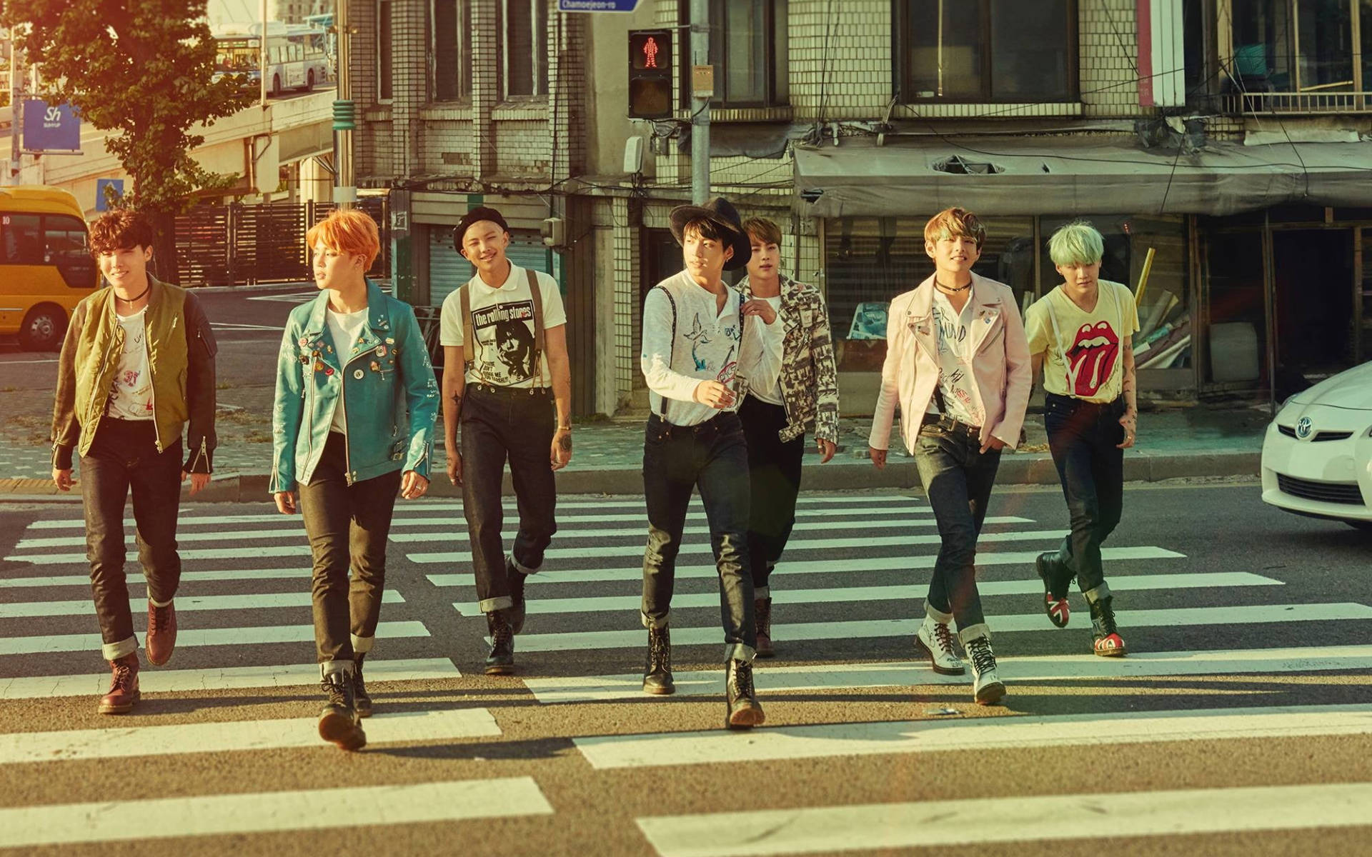 ภาพกลุ่ม BTS บนทางเท้า วอลเปเปอร์