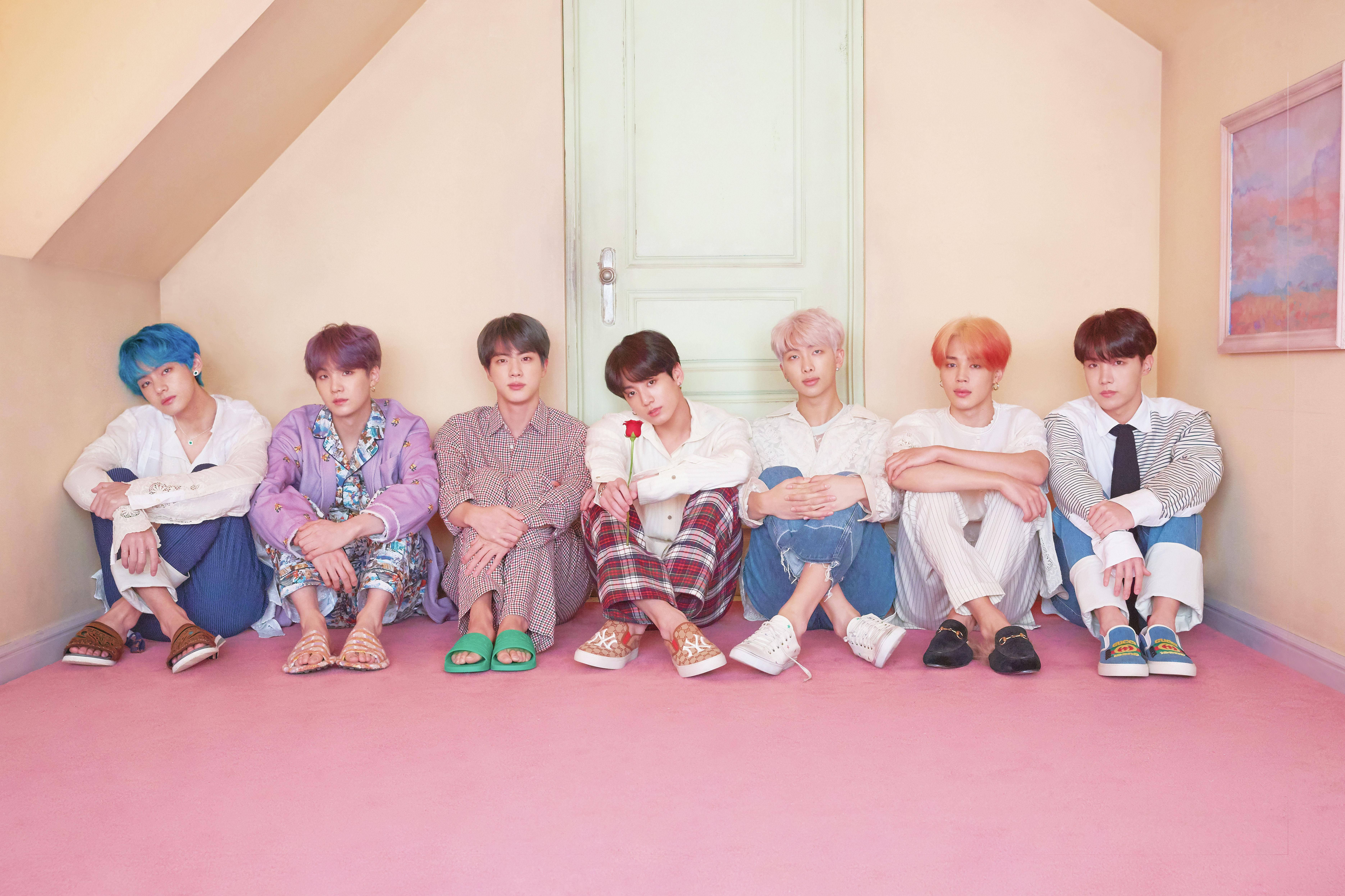 BTS นั่งหน้าโต๊ะหน้าประตู วอลเปเปอร์