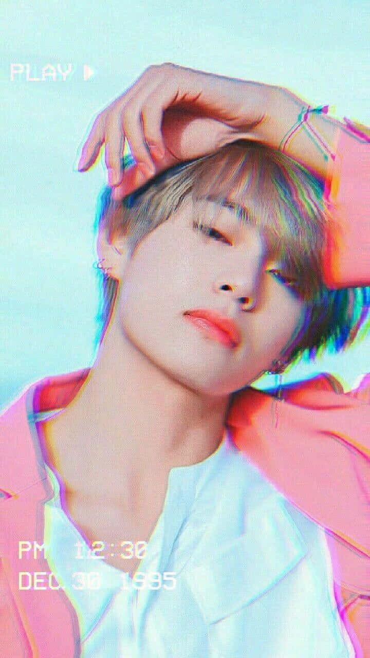 วีแห่ง BTS สะกดทุกสายตาด้วยเสน่ห์อันทรงพลัง วอลเปเปอร์