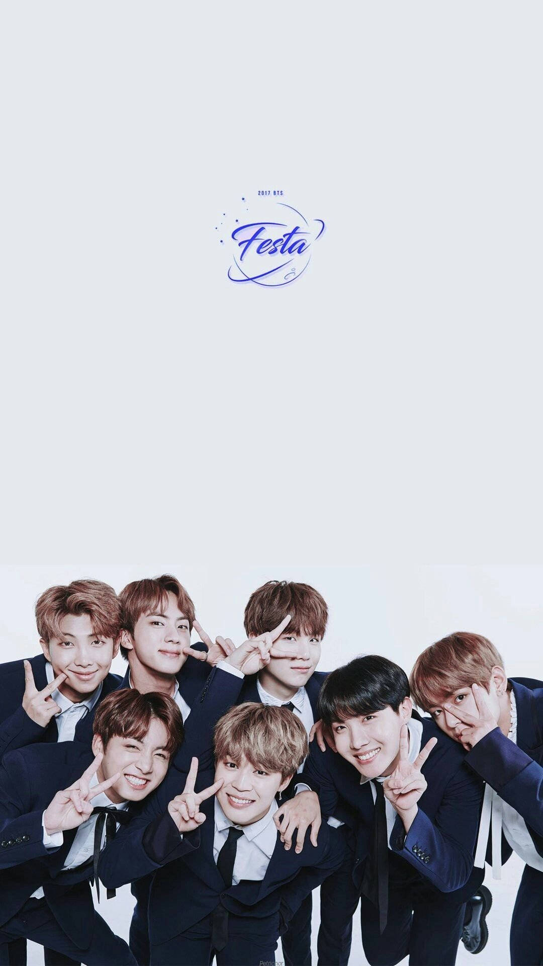 วง BTS น่ารักในชุดสูทบนพื้นหลังสีขาว วอลเปเปอร์