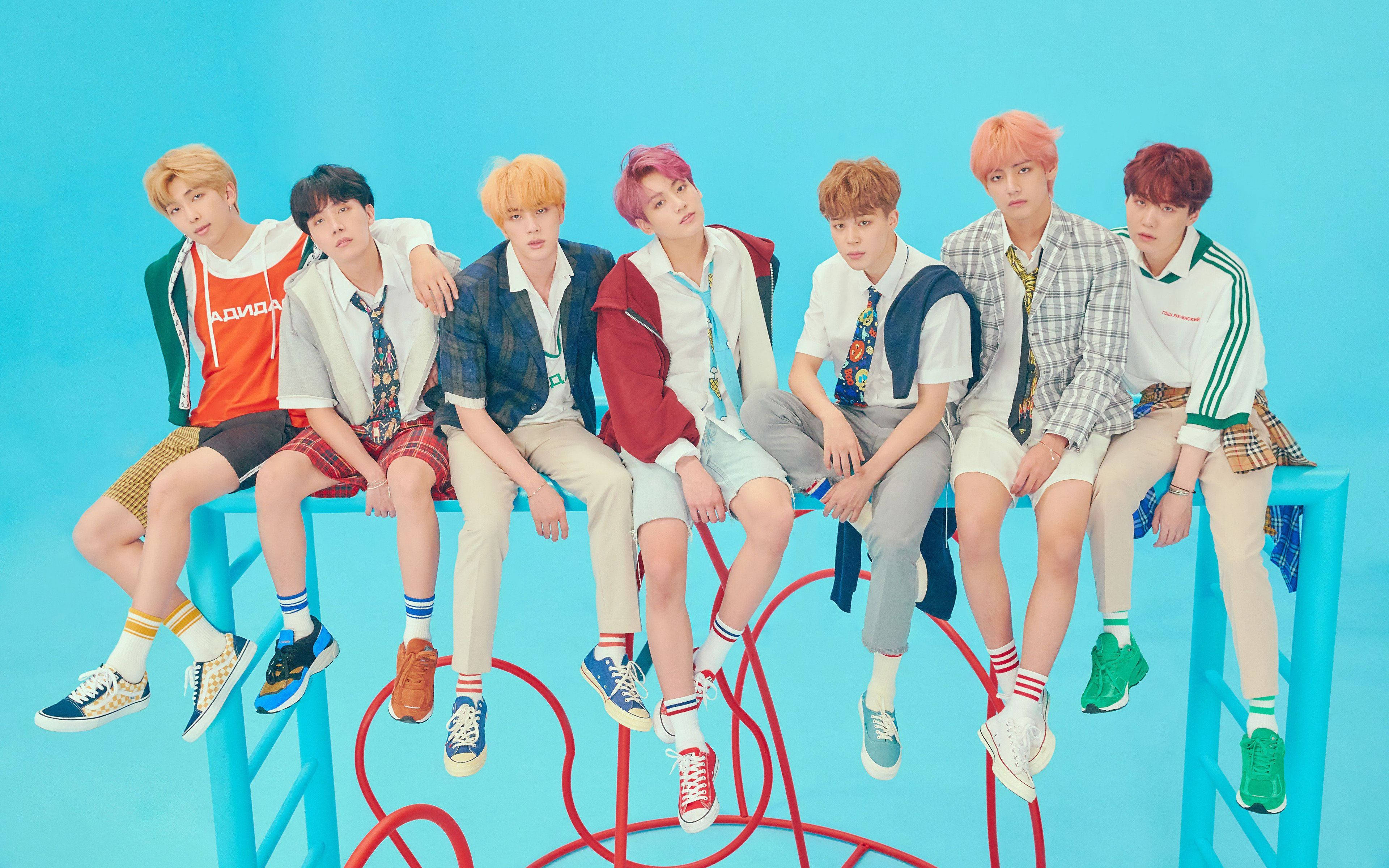 แคปชั่น: การจัดโต๊ะทำงานสไตล์ BTS วอลเปเปอร์
