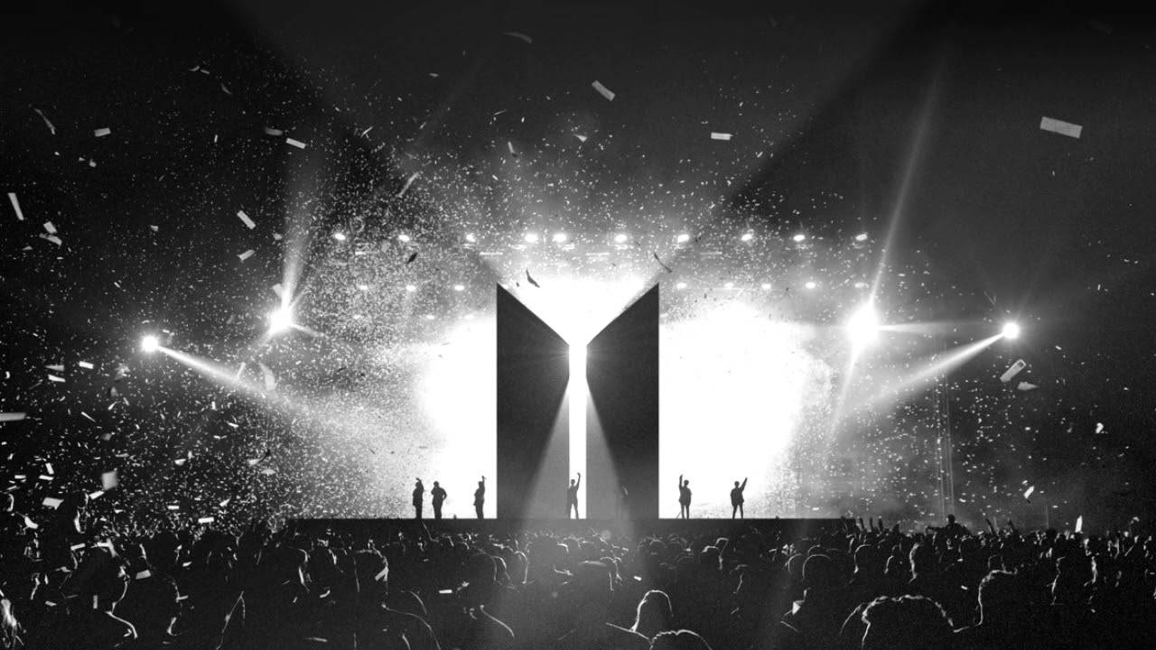 คอนเสิร์ต BTS พร้อมโลโก้ BTS ในรูปแบบเงา วอลเปเปอร์