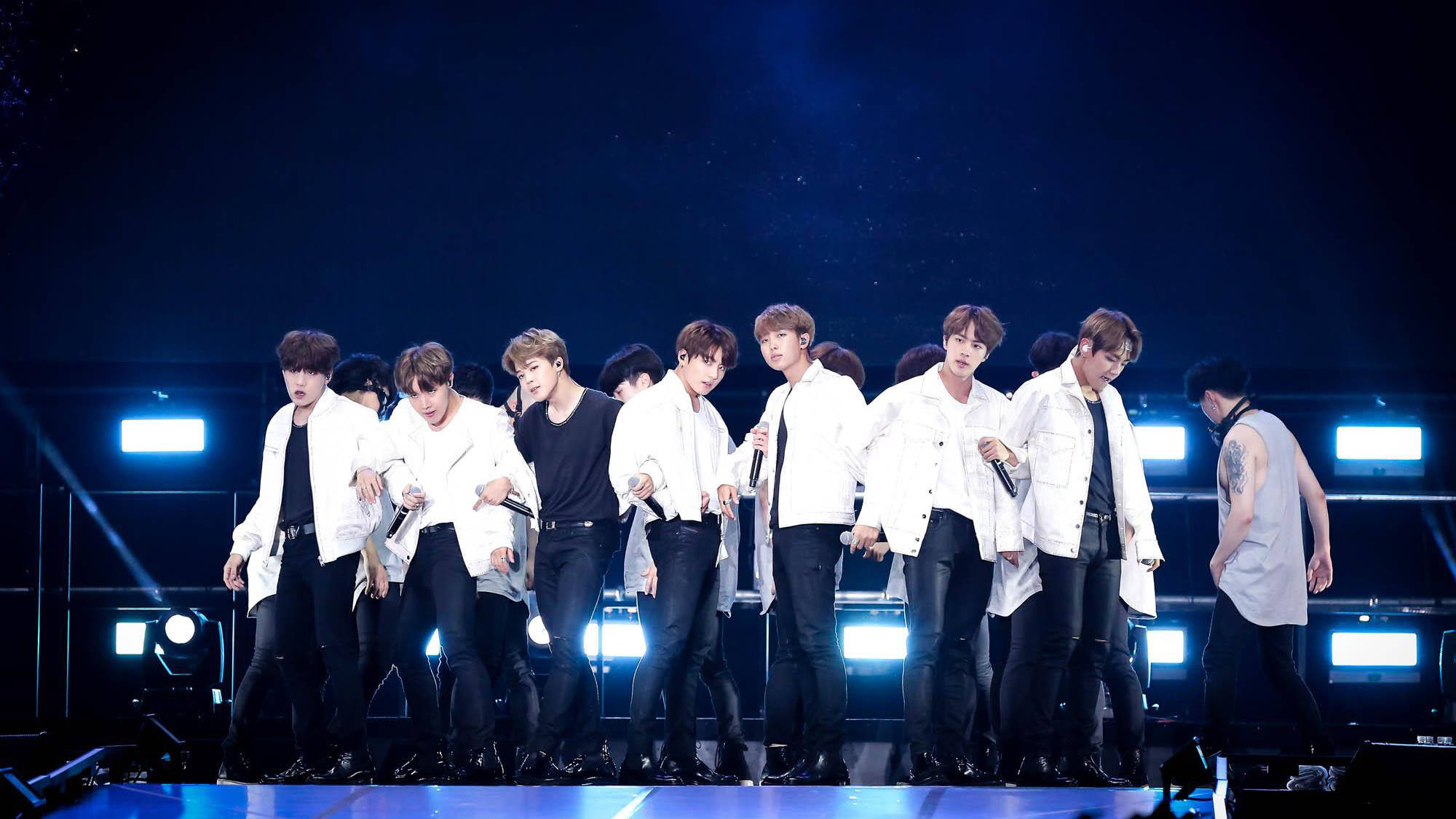 BTS สุดเท่ทัวร์โลกสำหรับแล็ปท็อป วอลเปเปอร์