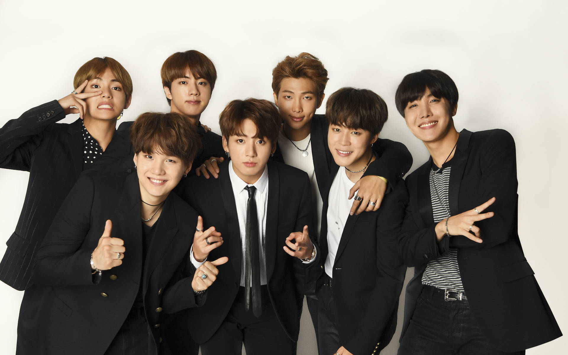 ภาพหมู่ BTS ในชุดสูทสีดำ วอลเปเปอร์