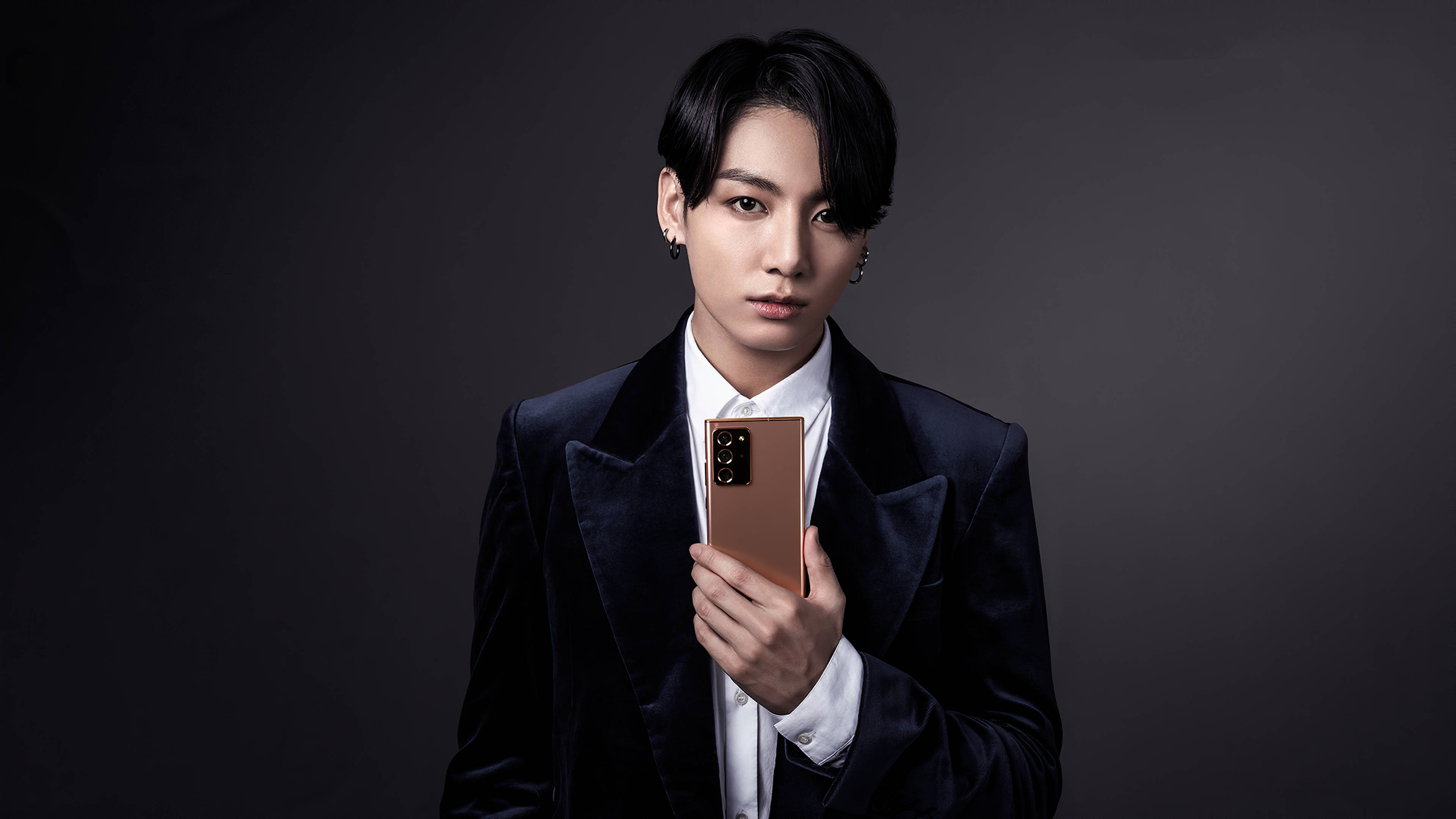 จองกุก BTS โมเดลถ่ายรูปสวยกับโทรศัพท์ วอลเปเปอร์