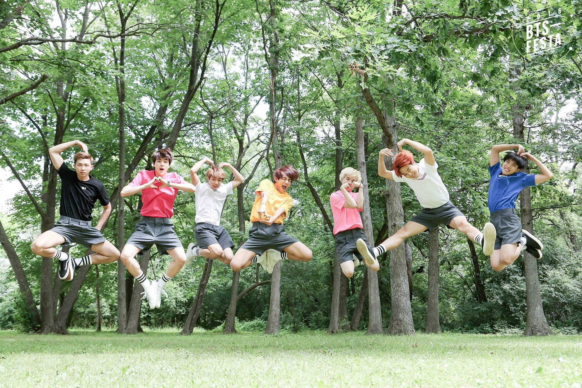ภาพพื้นหลังเดสก์ท็อป BTS กระโดดถ่ายภาพในป่า วอลเปเปอร์