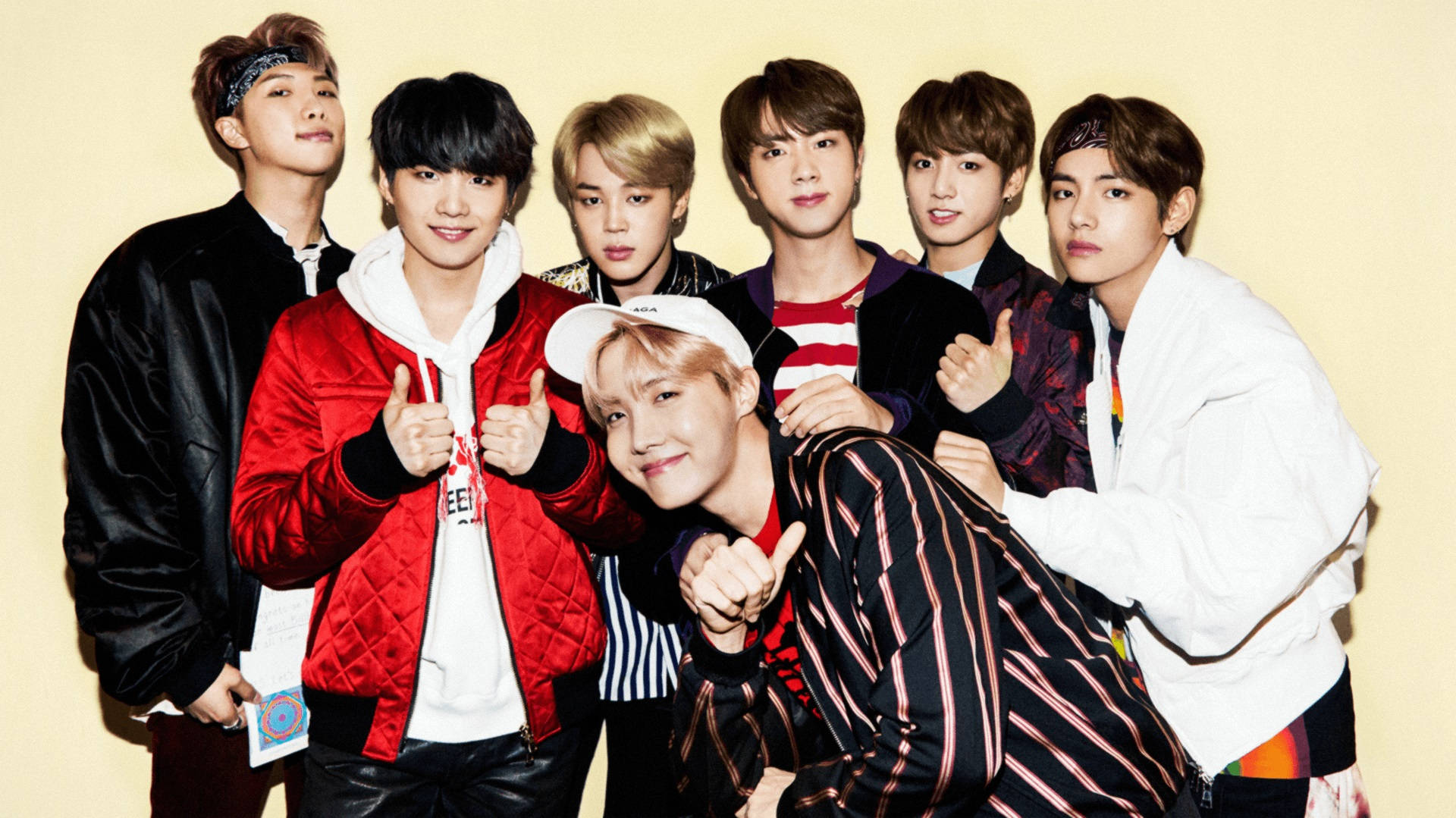 BTS น่ารักโพสท่าบนพื้นหลังสีเหลือง วอลเปเปอร์
