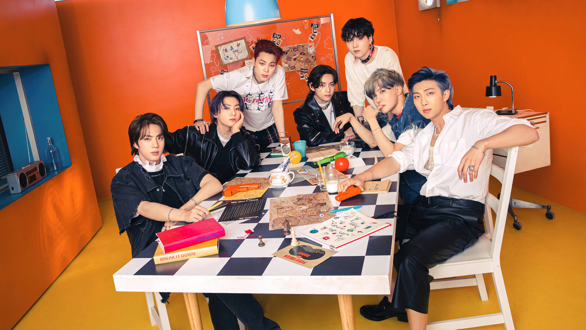ภาพหมู่ BTS ในห้องสีส้ม วอลเปเปอร์