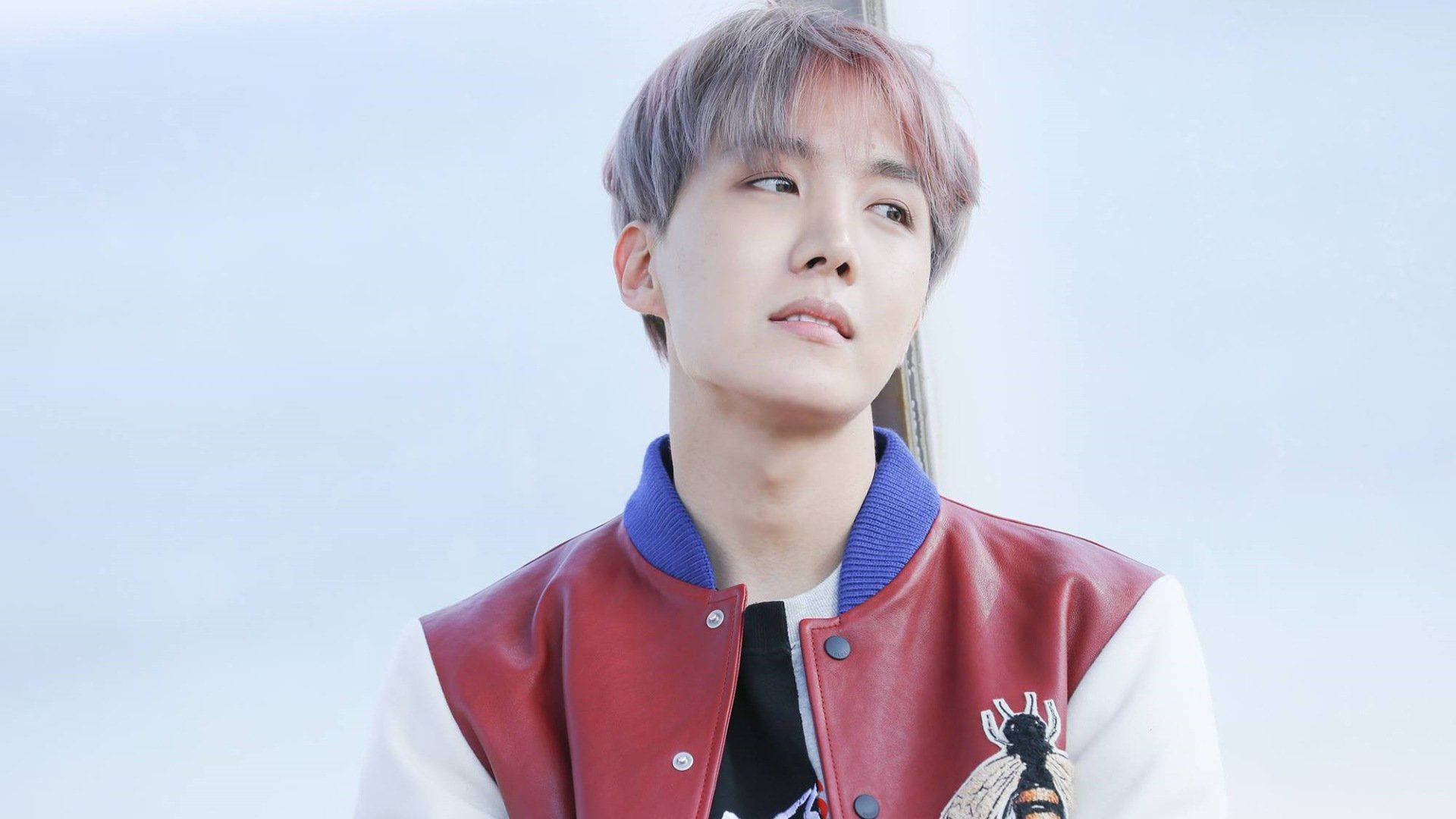 น่ารัก BTS J-Hope สวมแจ็คเก็ตสีแดงและขาว วอลเปเปอร์